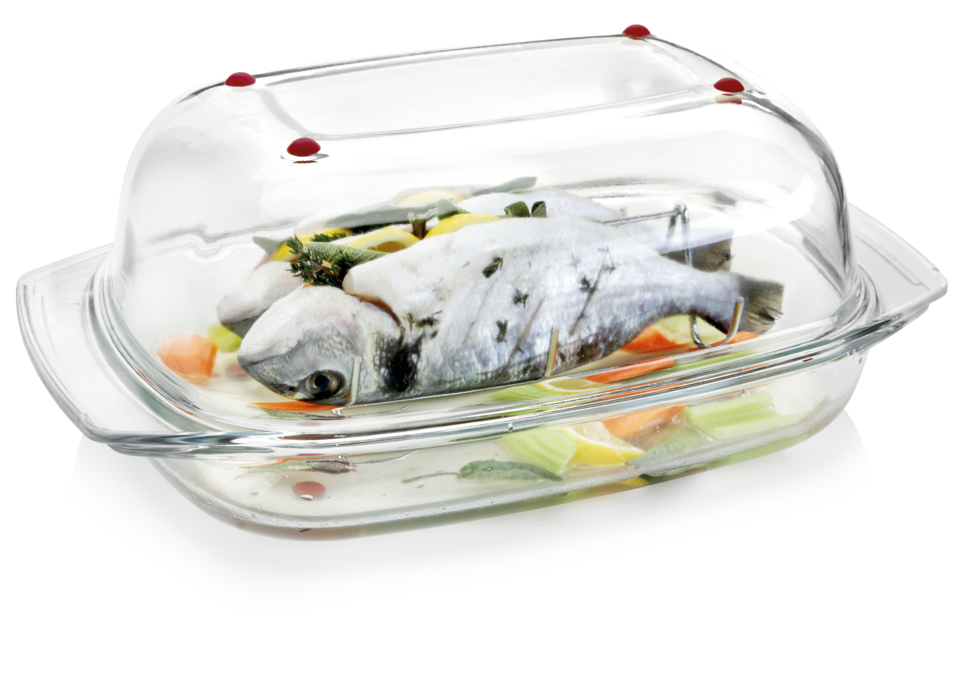 Fisch in einer transparenten Glasbackform mit Gemüse und Glasdeckel. Weißer Hintergrund.