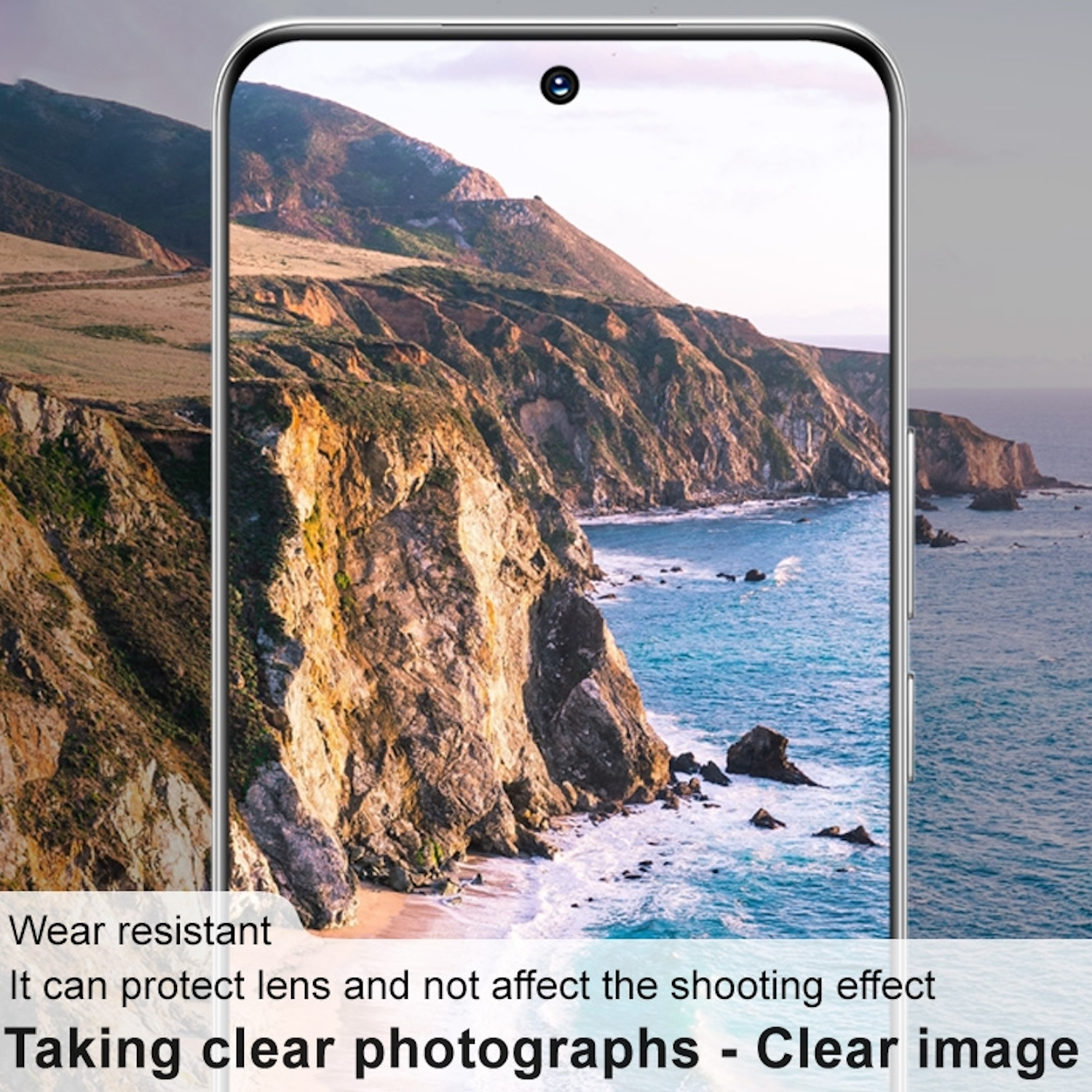 Schermo di smartphone che mostra una scena costiera con acqua limpida e montagne, con testo sulla protezione dell'obiettivo.