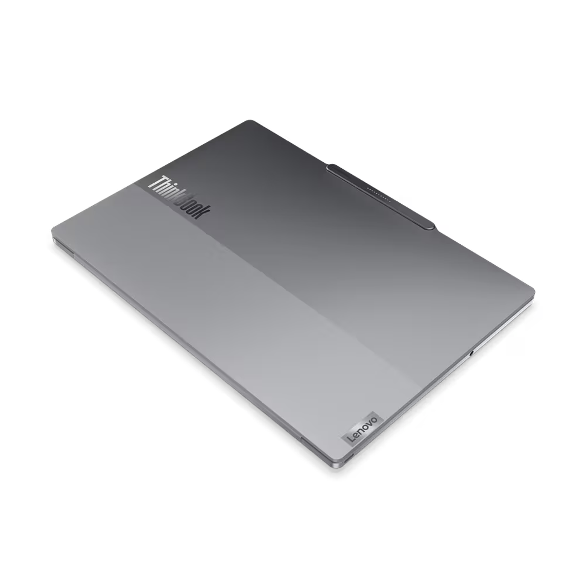 Ein graues Lenovo ThinkBook-Laptop ist leicht angewinkelt. Das Lenovo-Logo ist sichtbar. Der Hintergrund ist schwarz.
