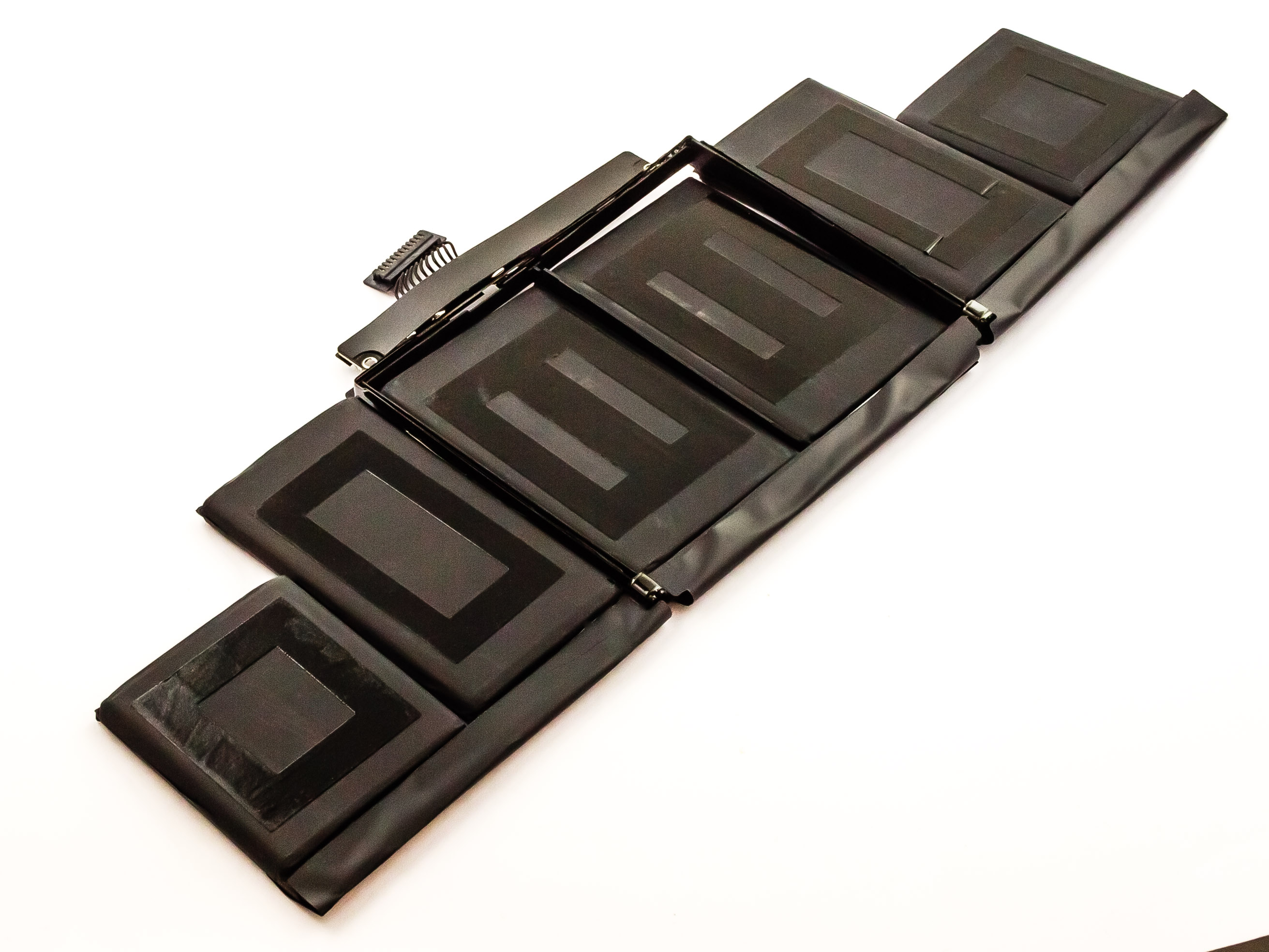 Zerlegter Laptop-Akkupack, zeigt schwarze Batteriezellen und Verbindungsrahmen, isoliert auf Weiß.