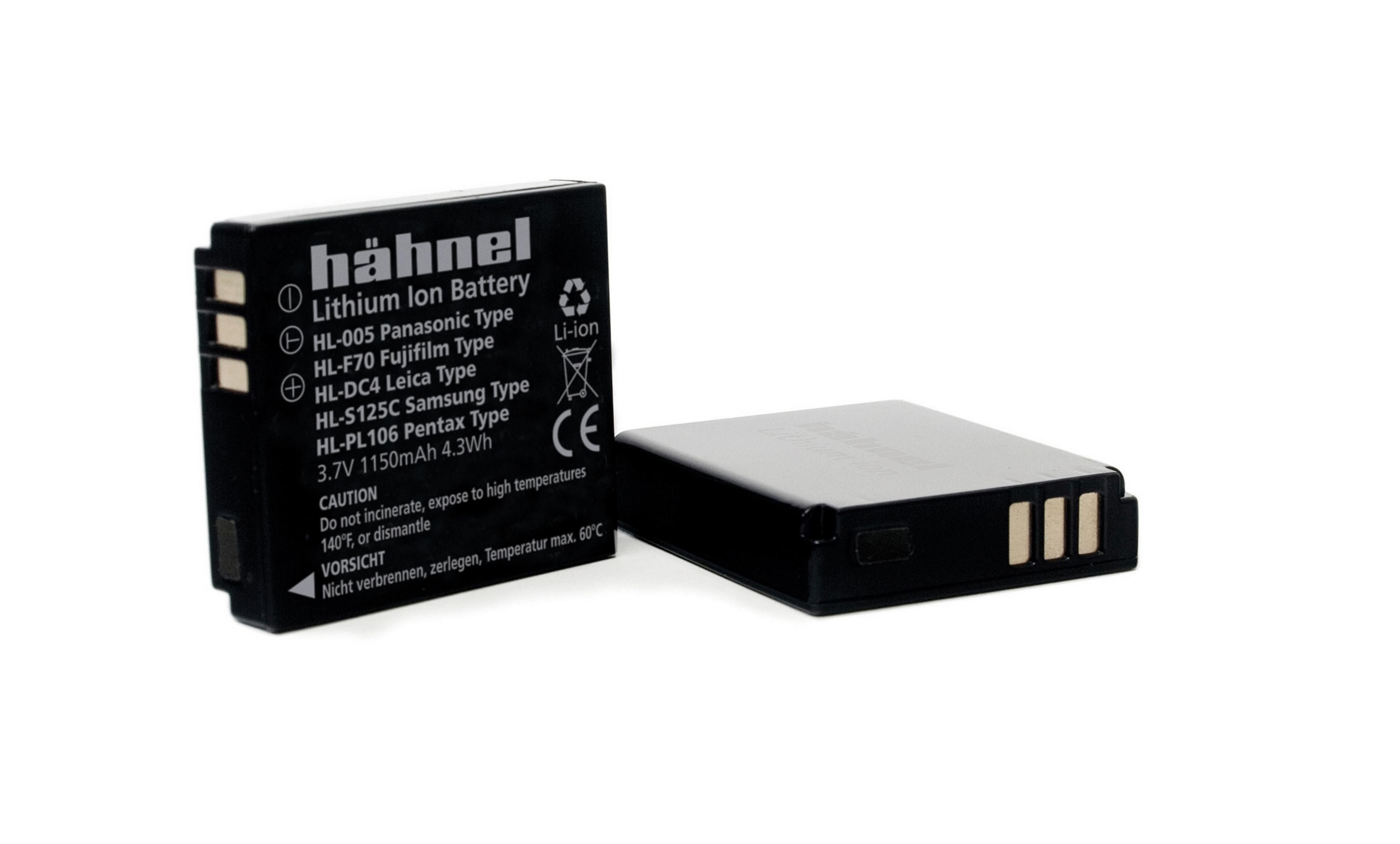 Zwei schwarze Batterien. Eine hat ein Etikett. Beide liegen auf weißem Untergrund.