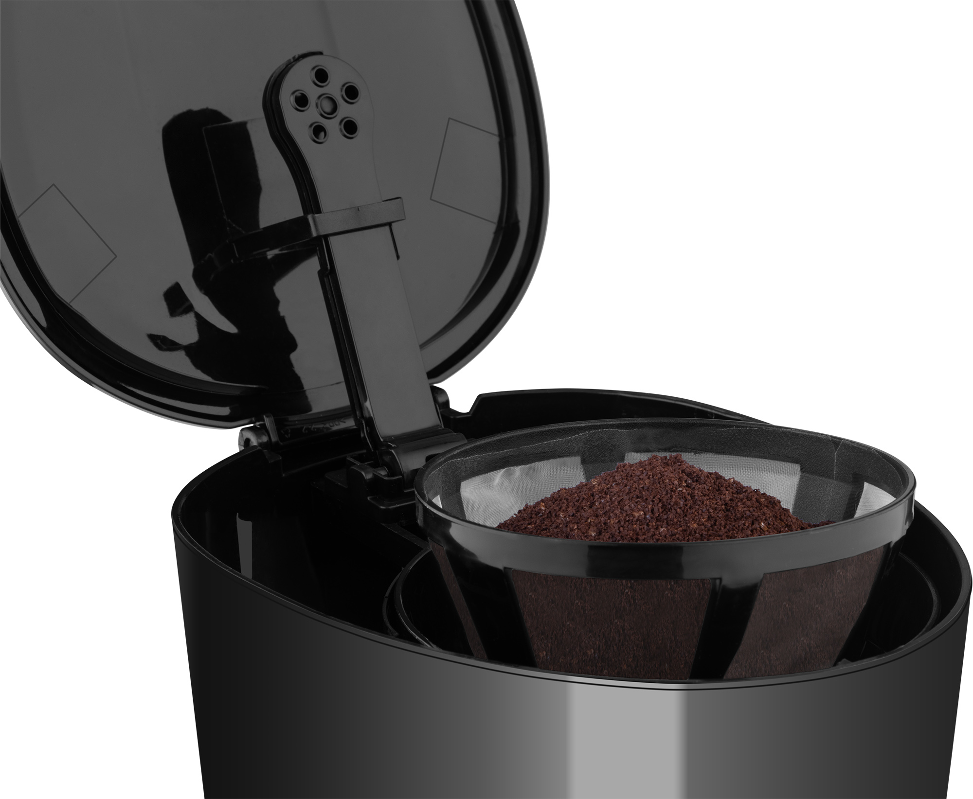 Zbliżenie czarnego ekspresu do kawy pokazujące filtr z fusami kawy w środku.