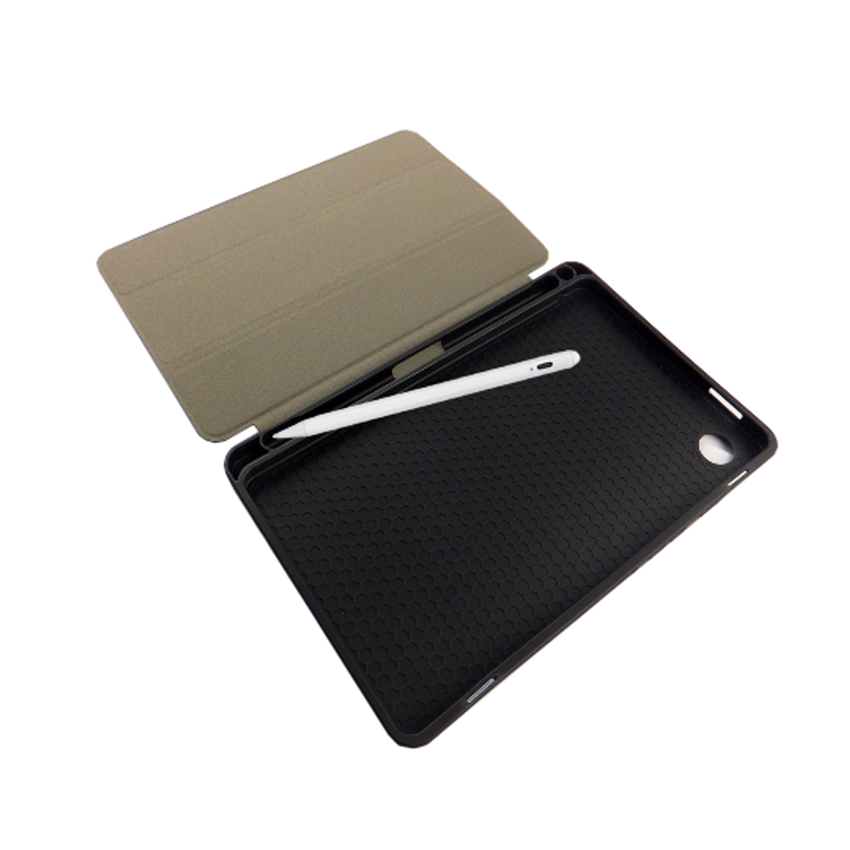 Una funda de tableta abierta con un lápiz óptico dentro, sobre una superficie blanca.