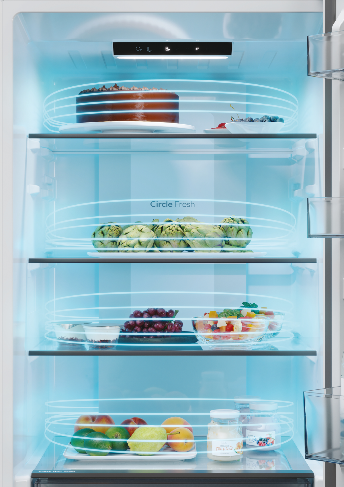 Koelkastinterieur met voedsel. Taart, bessen, artisjokken, druiven, salade en potten zijn zichtbaar.