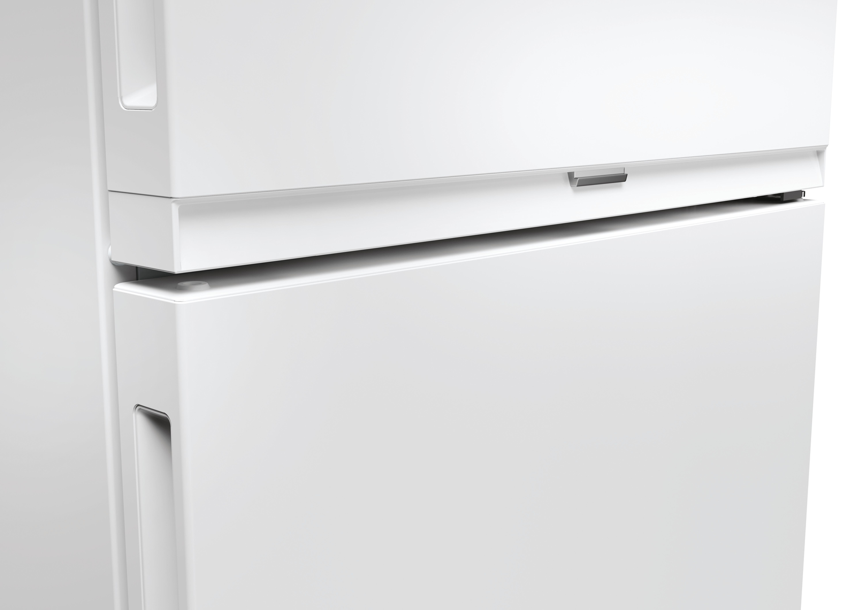 Refrigerador blanco, primer plano de la parte superior. Tiradores y sección superior visibles.
