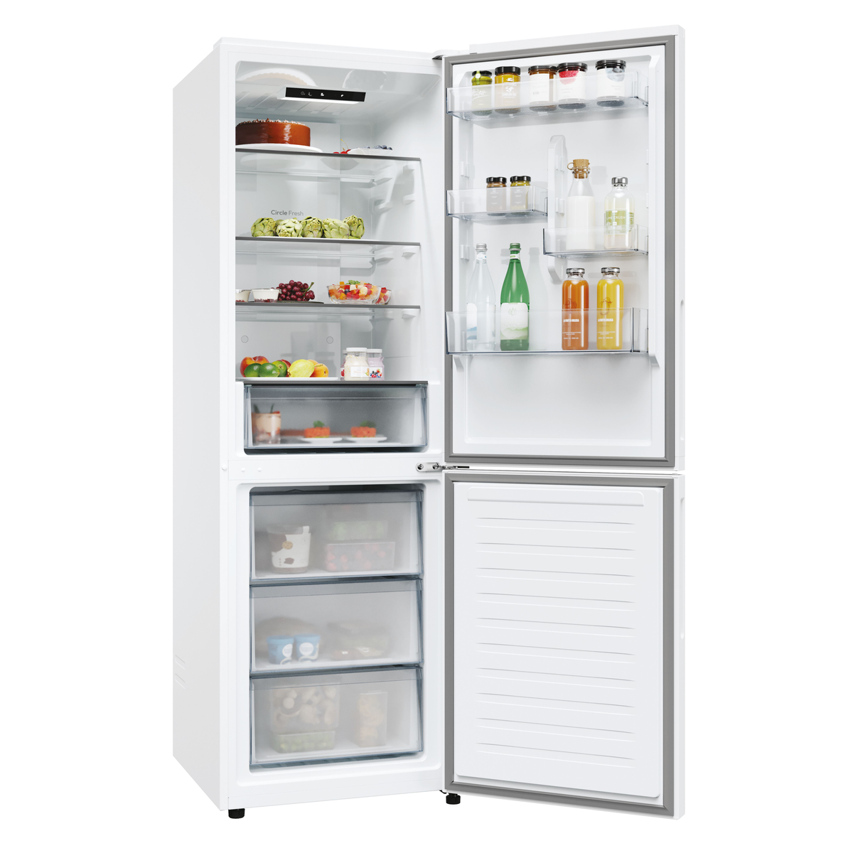Nevera blanca con la puerta abierta. En el interior hay estantes con alimentos, cajones y un compartimento congelador.