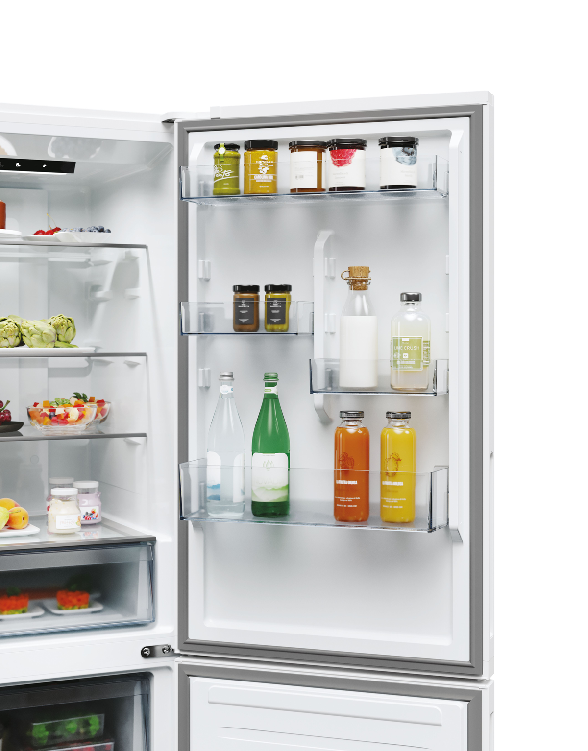 Interior de nevera con estantes de vidrio con tarros, botellas y alimentos. La puerta abierta muestra el contenido.