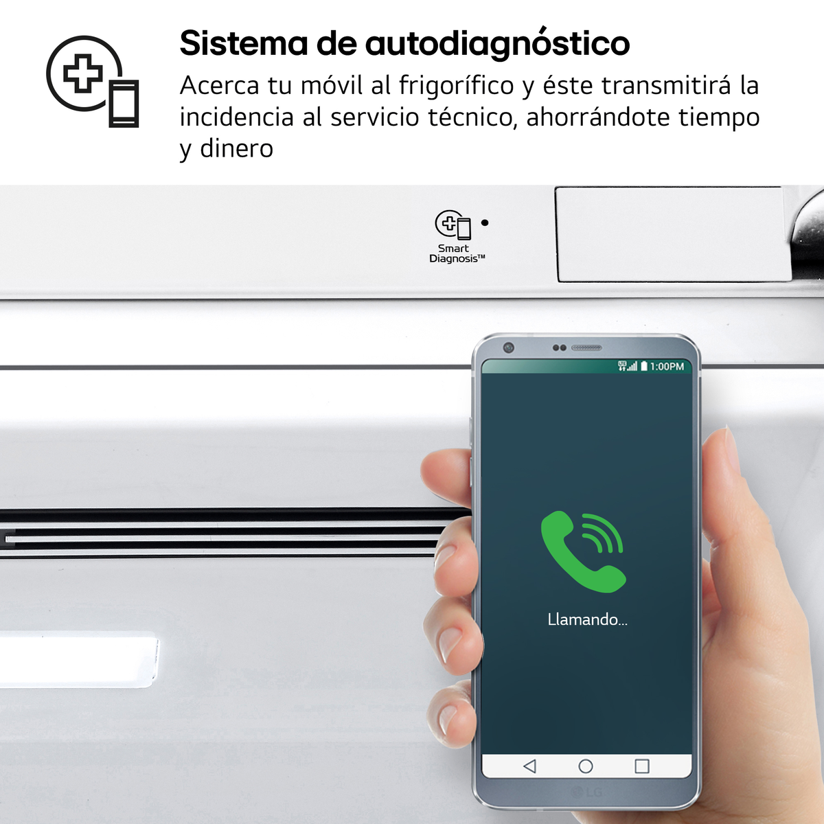 Ekran telefonu wyświetla interfejs połączenia obok lodówki. Widoczny jest tekst w języku hiszpańskim.