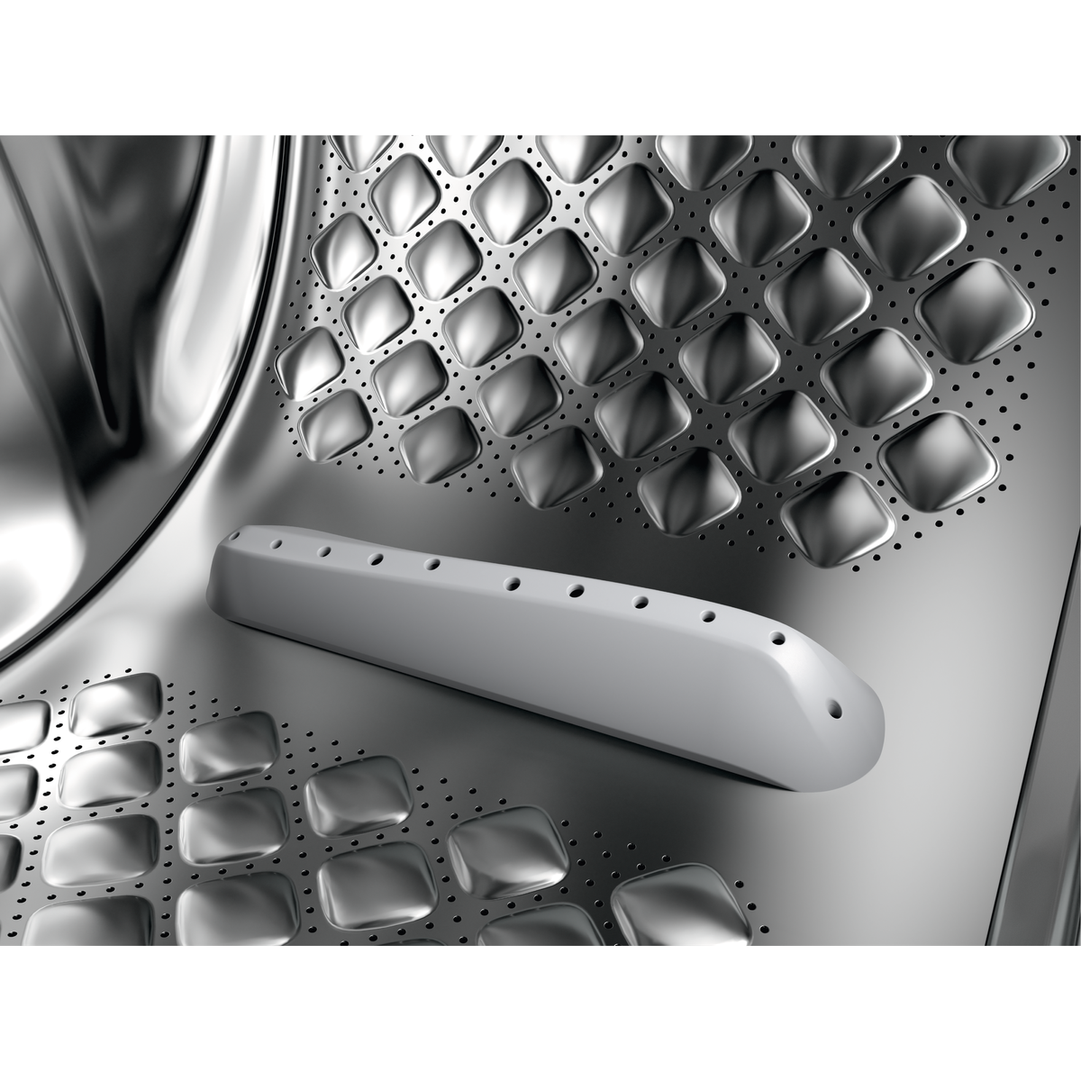 Zbliżenie wnętrza bębna pralki z uchwytem.