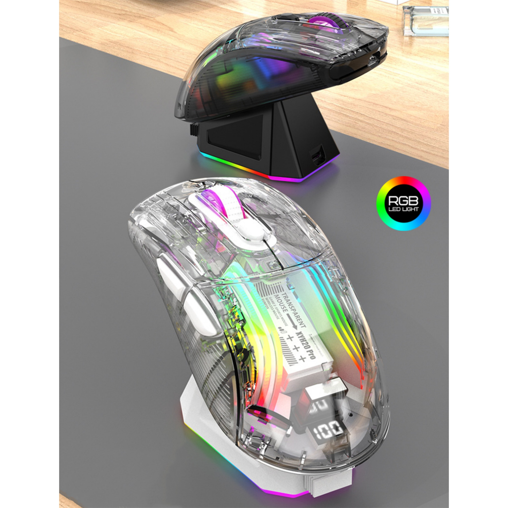 Zwei transparente Gaming-Mäuse mit RGB-Beleuchtung. Jede Maus befindet sich auf einer Ladestation.