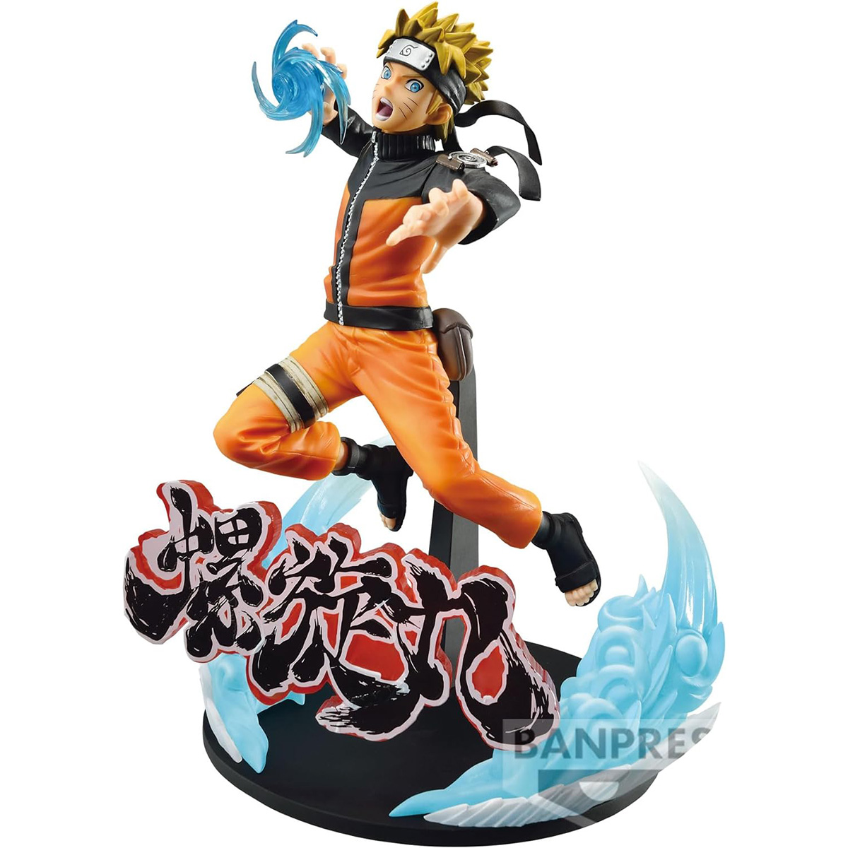 Naruto Animefigur in Actionpose, orangefarbenes Outfit. Blauer Energieeffekt. Weißer Hintergrund.