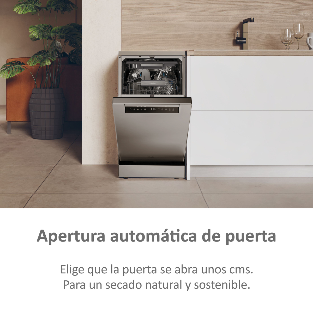 Zmywarka z otwartymi drzwiami, widoczny środek. Białe tło kuchni. Hiszpański tekst.