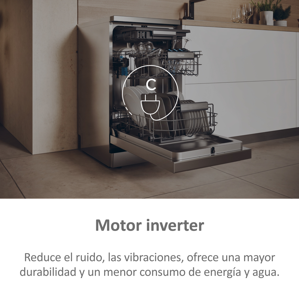 Zmywarka z otwartymi drzwiami, widoczne naczynia. Wyświetlany symbol efektywności energetycznej.