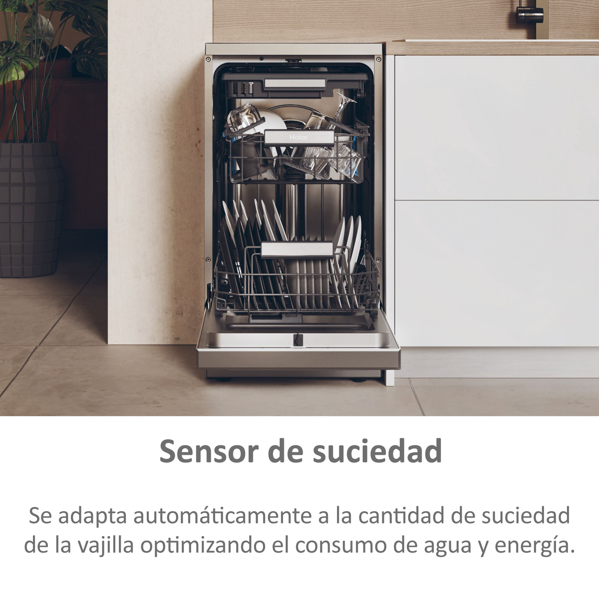 Zmywarka z otwartymi drzwiami. Tekst: 'Dostosowuje się do zabrudzeń, optymalizując zużycie wody'.