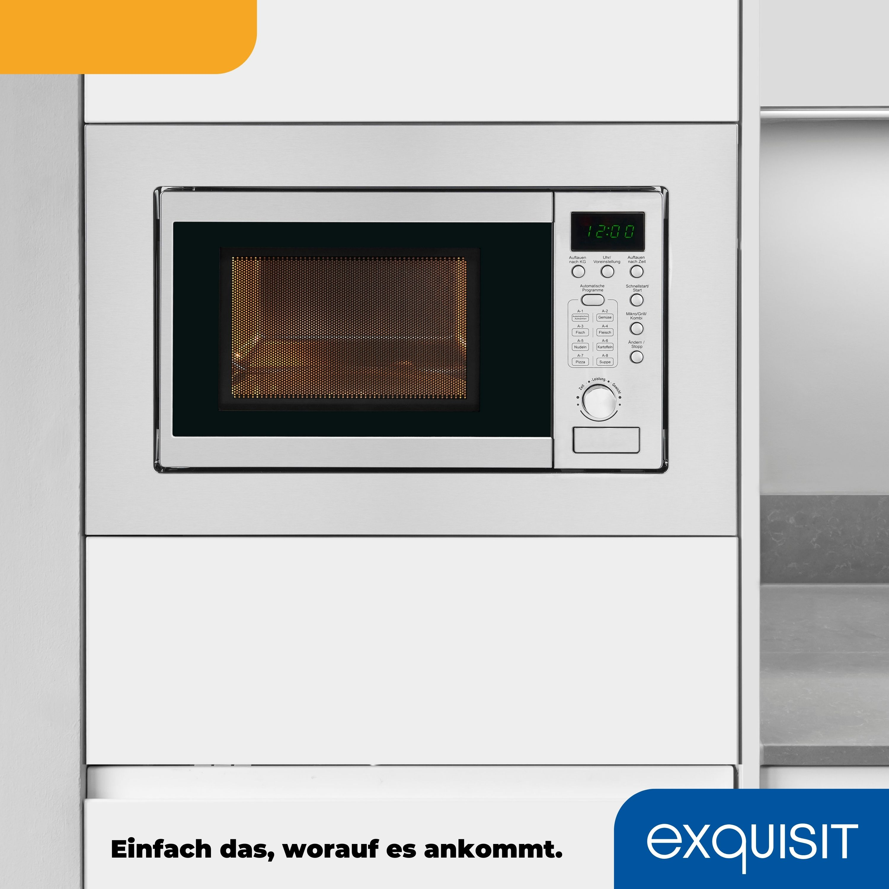 Ein Einbaumikrowellenherd mit Digitalanzeige in einem weißen Schrank. Die Uhrzeit wird angezeigt.
