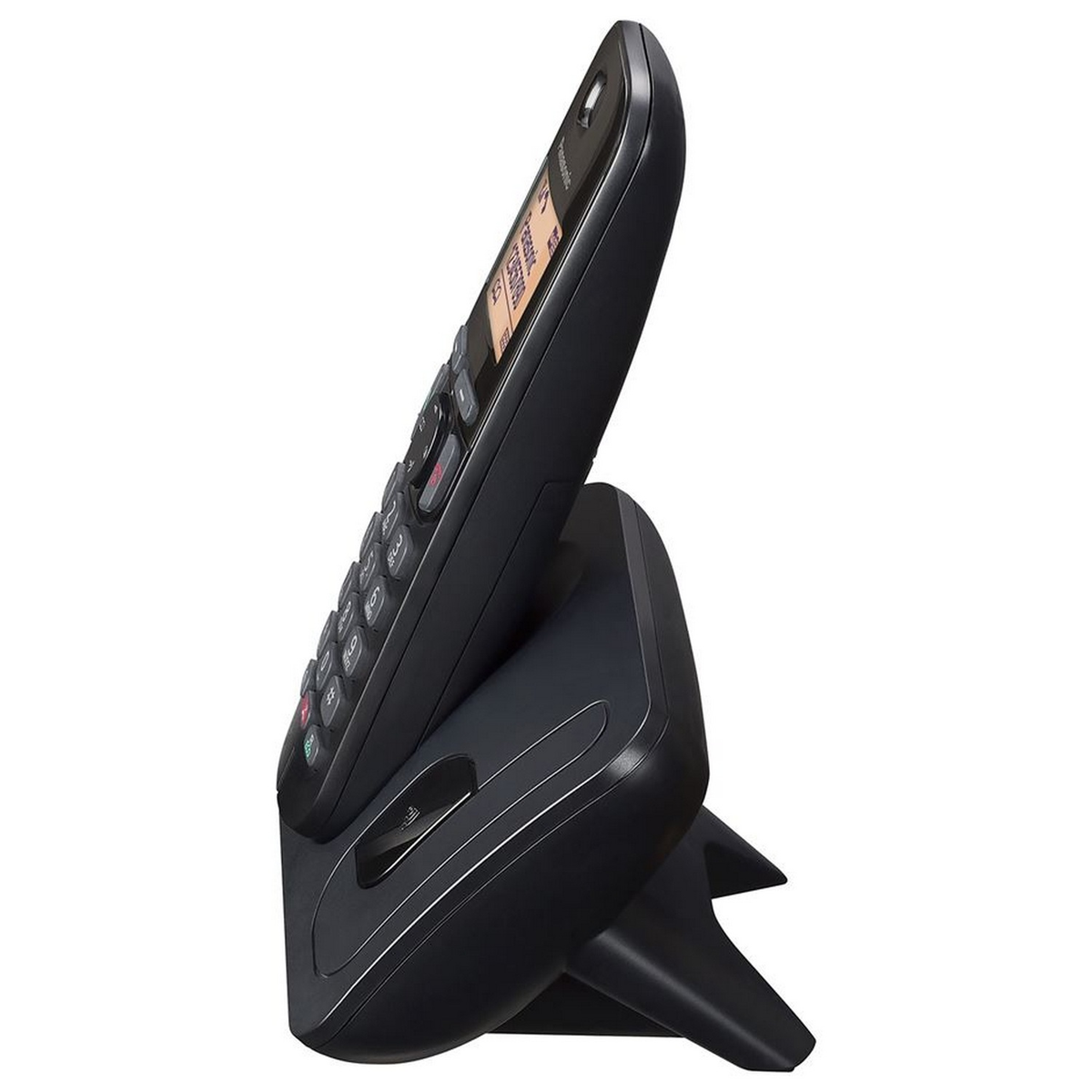 Telefono cordless nero su una base di ricarica. È su uno sfondo bianco.