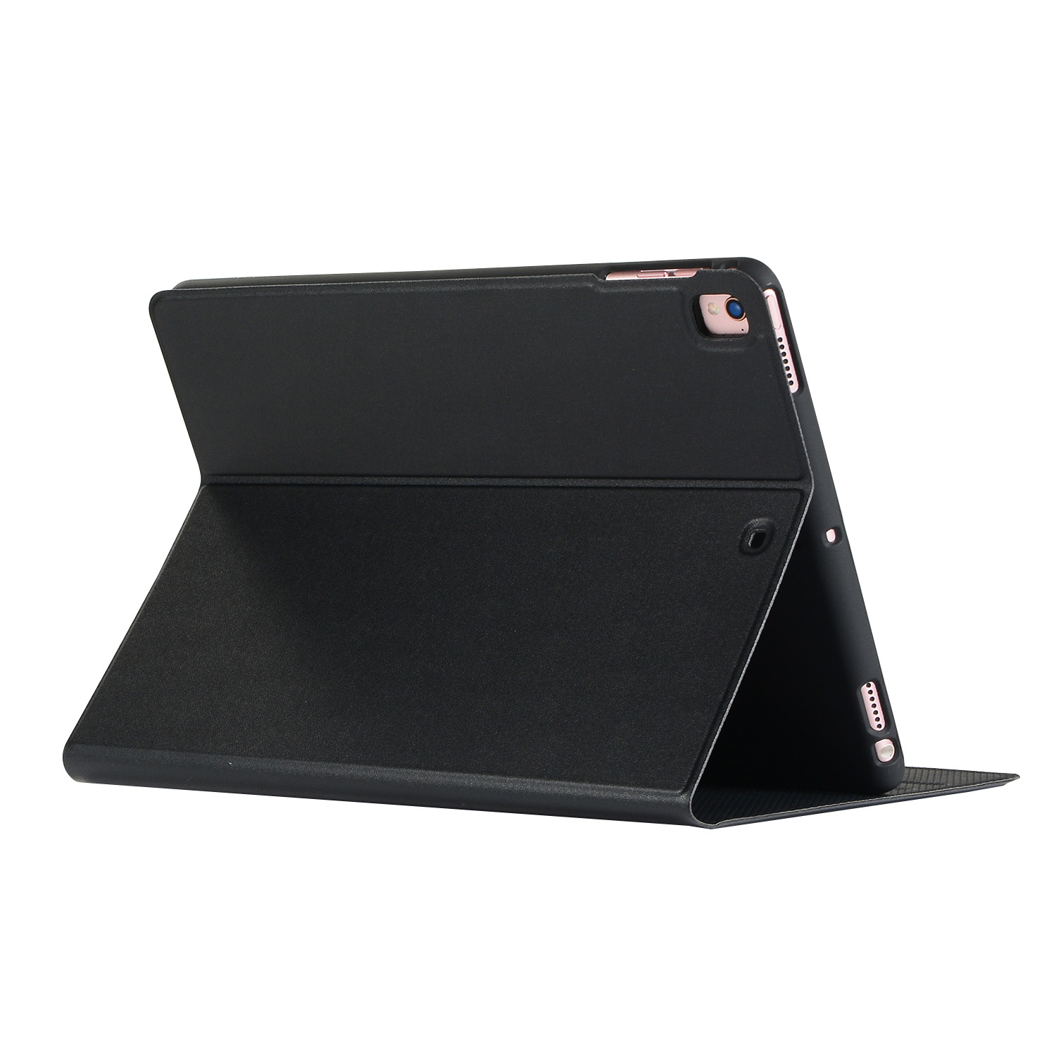 Schwarze iPad-Hülle, offen. Sie ist angewinkelt und zeigt die Innenseite der Hülle und das iPad.