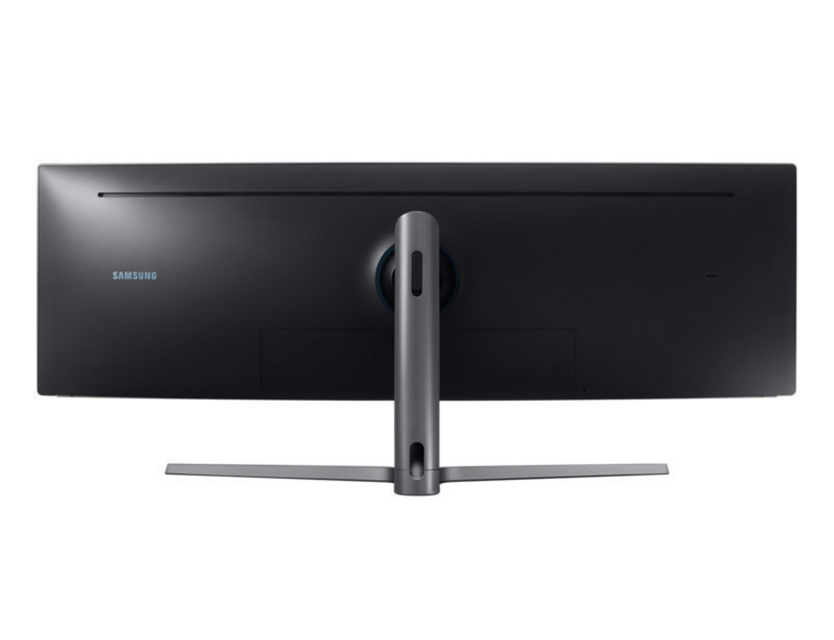Schwarzer, gebogener Computermonitor mit silbernem Ständer, isoliert auf Weiß.