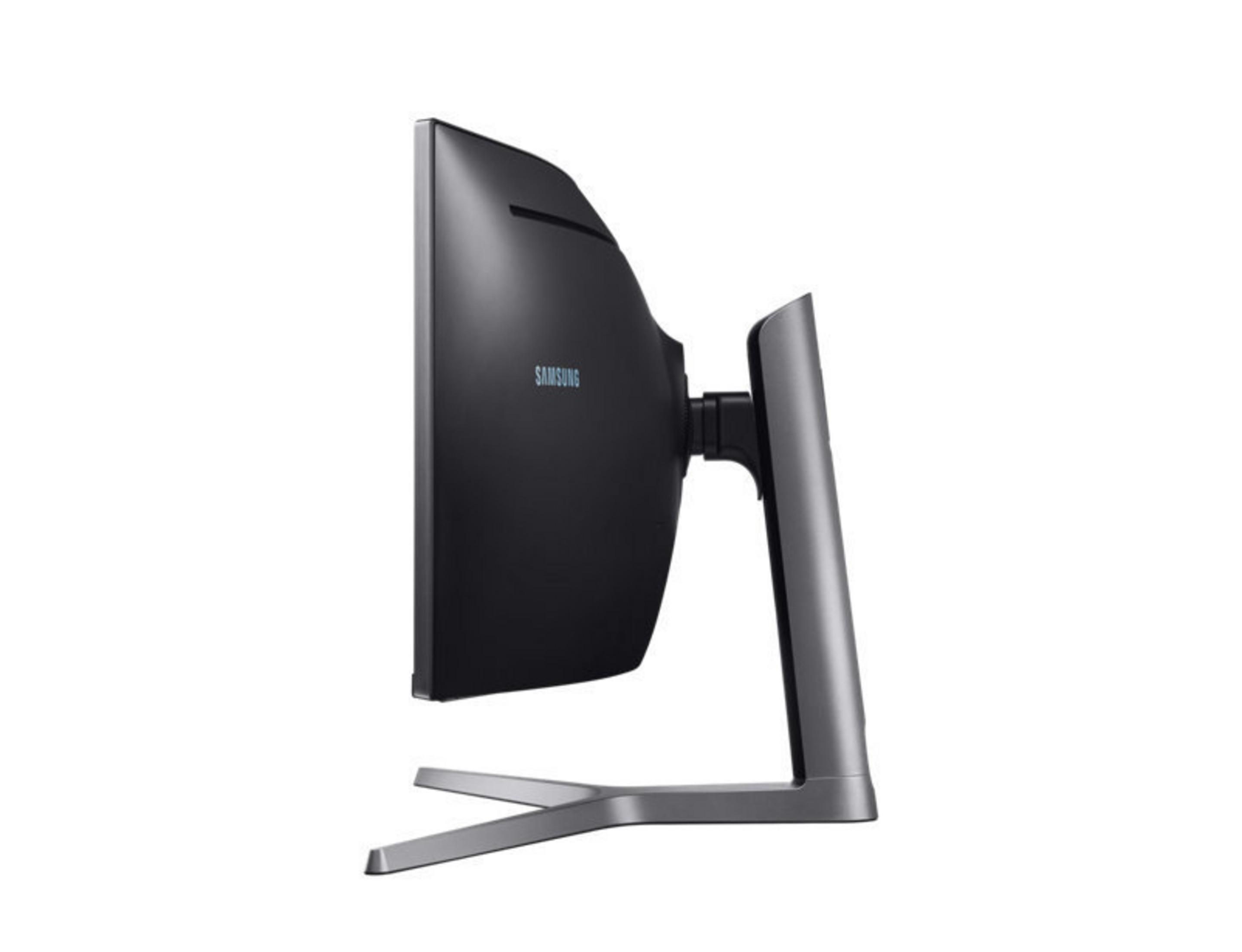 Seitenansicht eines gebogenen schwarzen Samsung Monitors auf einem grauen Ständer. Der Hintergrund ist weiß.