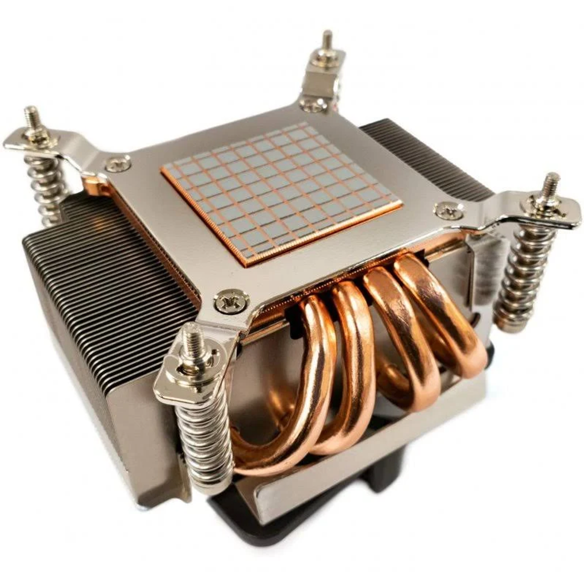 Primer plano de un enfriador de CPU con tubos y aletas de cobre, esquema de color plata y naranja.