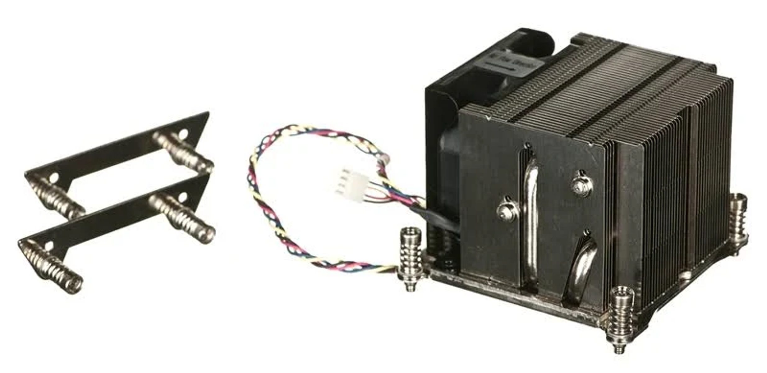 Parti del dissipatore della CPU su bianco. Un dissipatore con una ventola e una staffa di montaggio.
