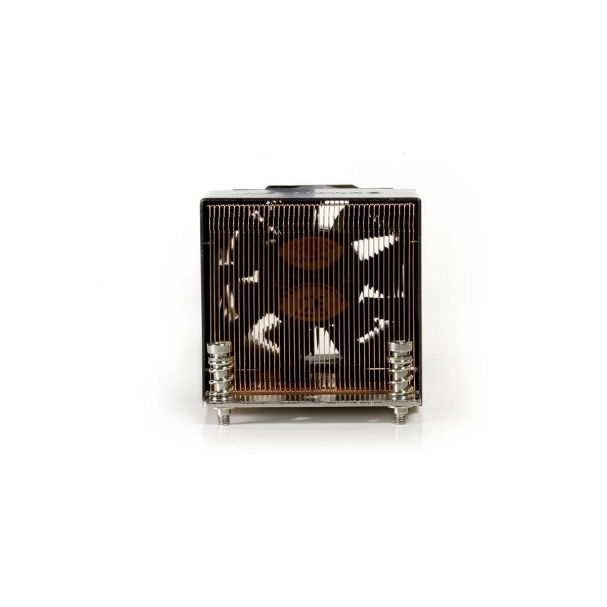 Czarny cooler CPU, kwadratowy metalowy przedmiot z miedzianymi żeberkami i podwójnymi wentylatorami, widok z przodu, na białym tle.