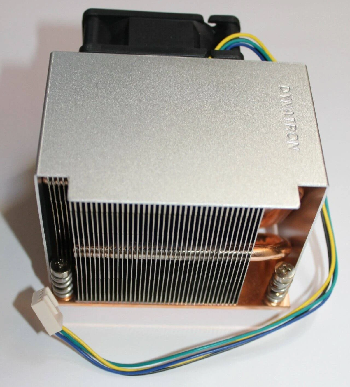 Dissipatore CPU argento con ventola nera. Tubi e alette in rame visibili.