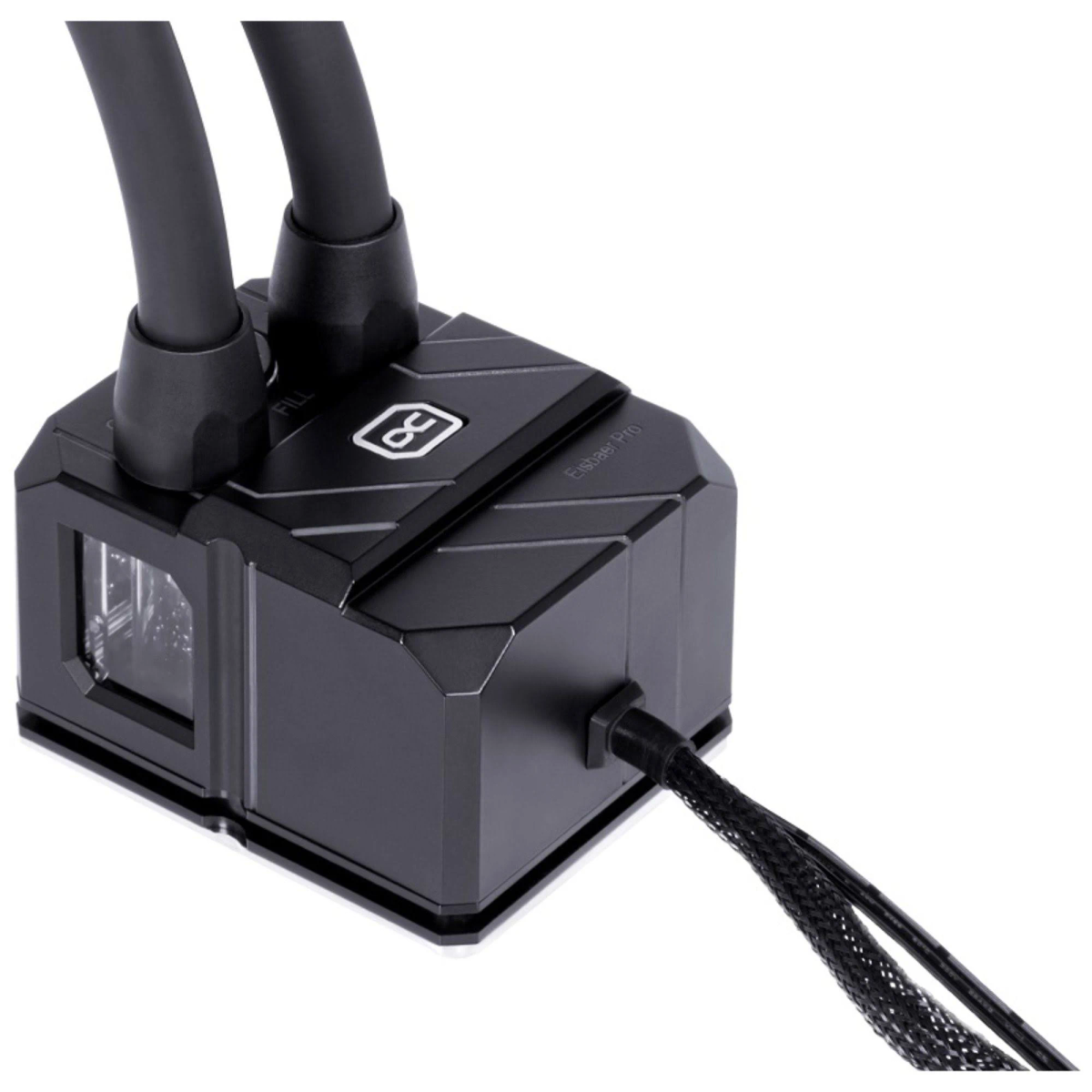 Czarny system chłodzenia komputera z rurkami i kablem zasilającym. Białe tło.