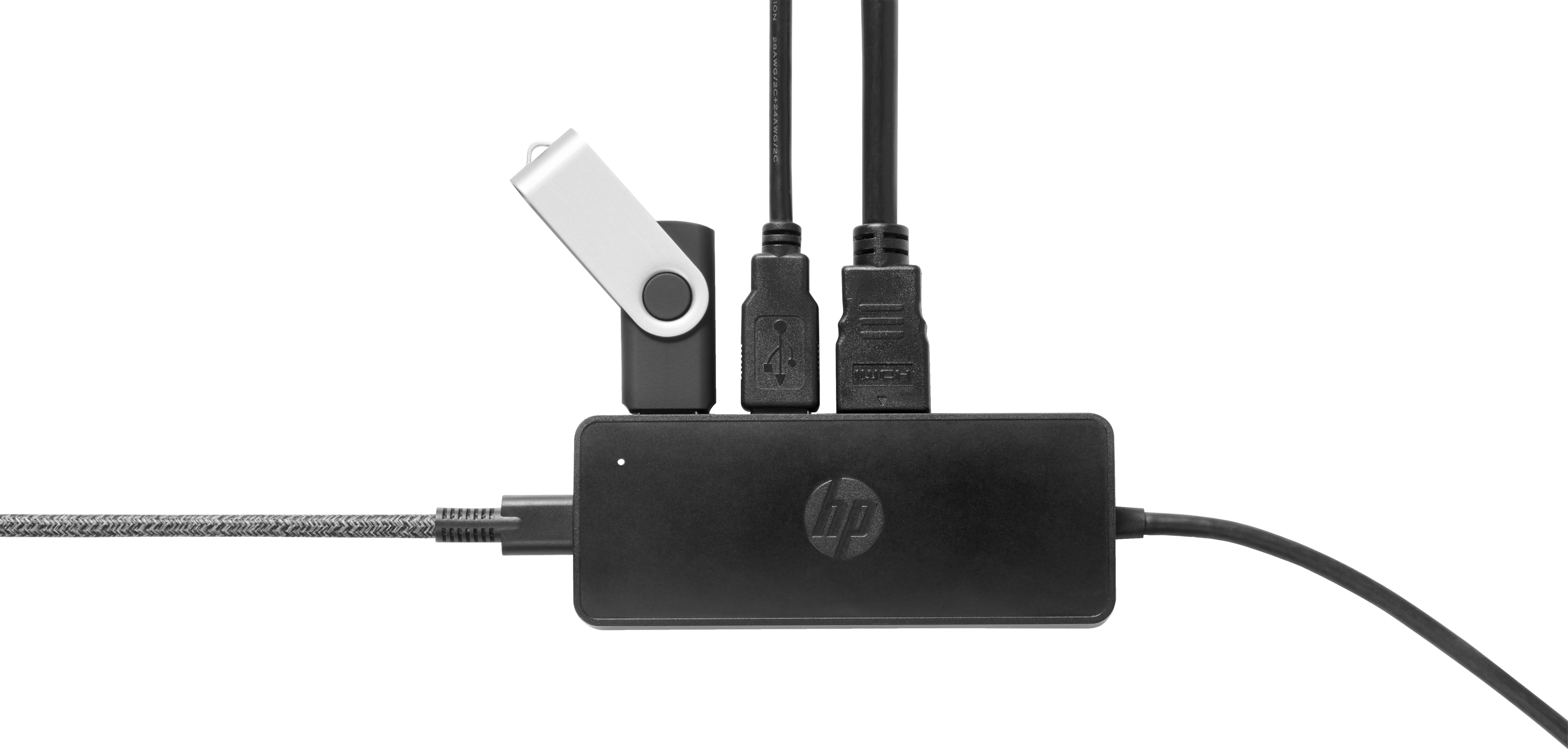 Hub USB nero con chiavetta USB, cavi USB-A e HDMI collegati. Sfondo bianco.