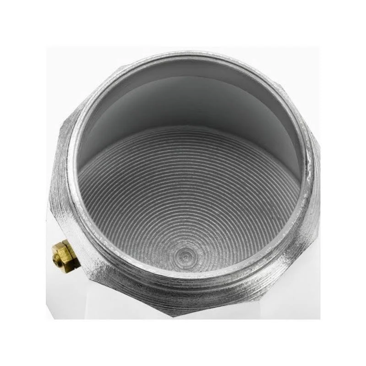 Widok z góry na podstawę metalowego ekspresu do kawy, pokazujący wnętrze z koncentrycznymi okrągłymi wzorami.