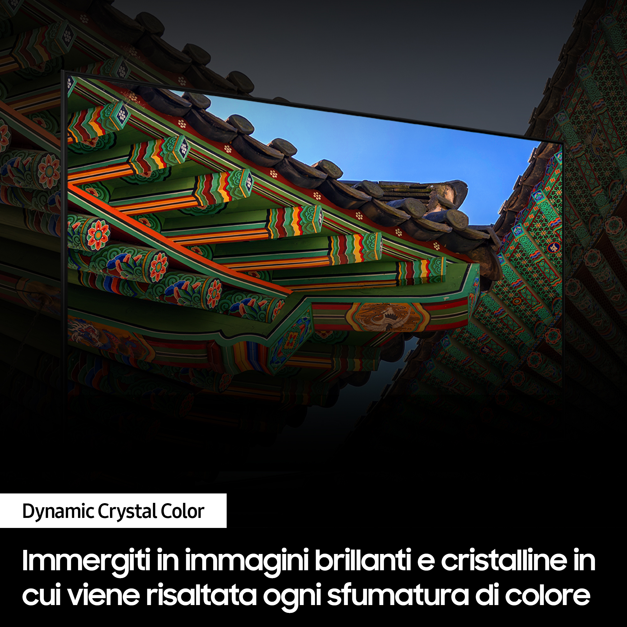Uno schermo TV che mostra dettagli colorati di un edificio. Il testo dice 'Dynamic Crystal Color'.