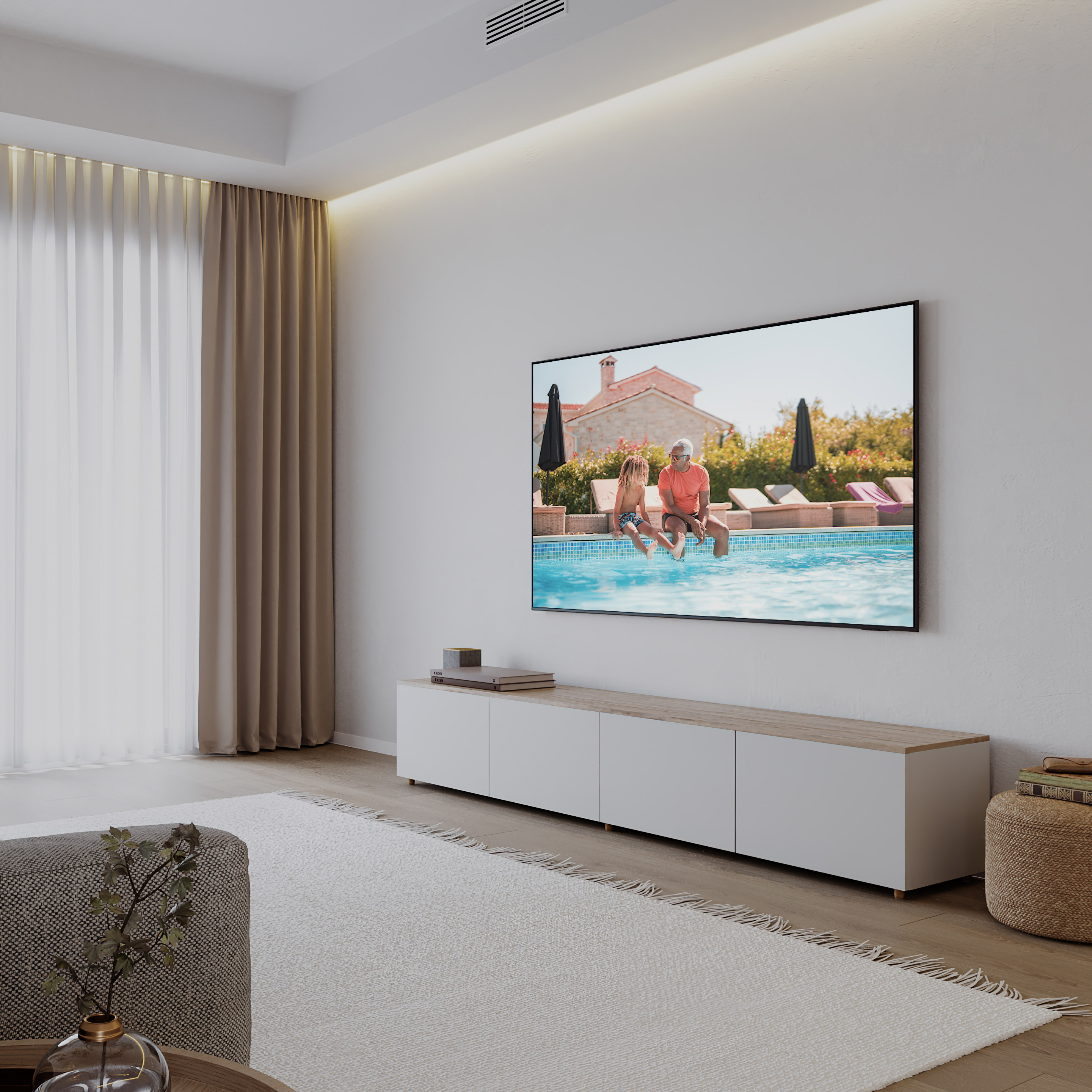 Soggiorno con TV che mostra persone in piscina. Muri bianchi, pavimento in legno, tappeto, tende e mobile.