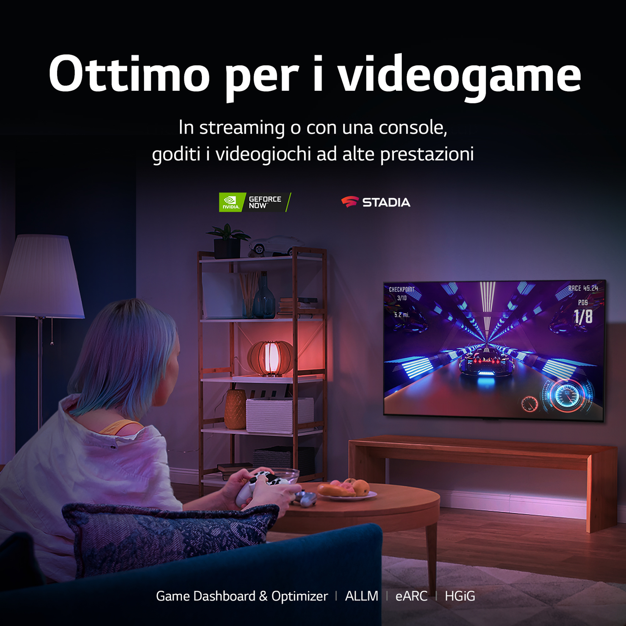 Donna che gioca in TV con un controller. La TV mostra un gioco di corse.