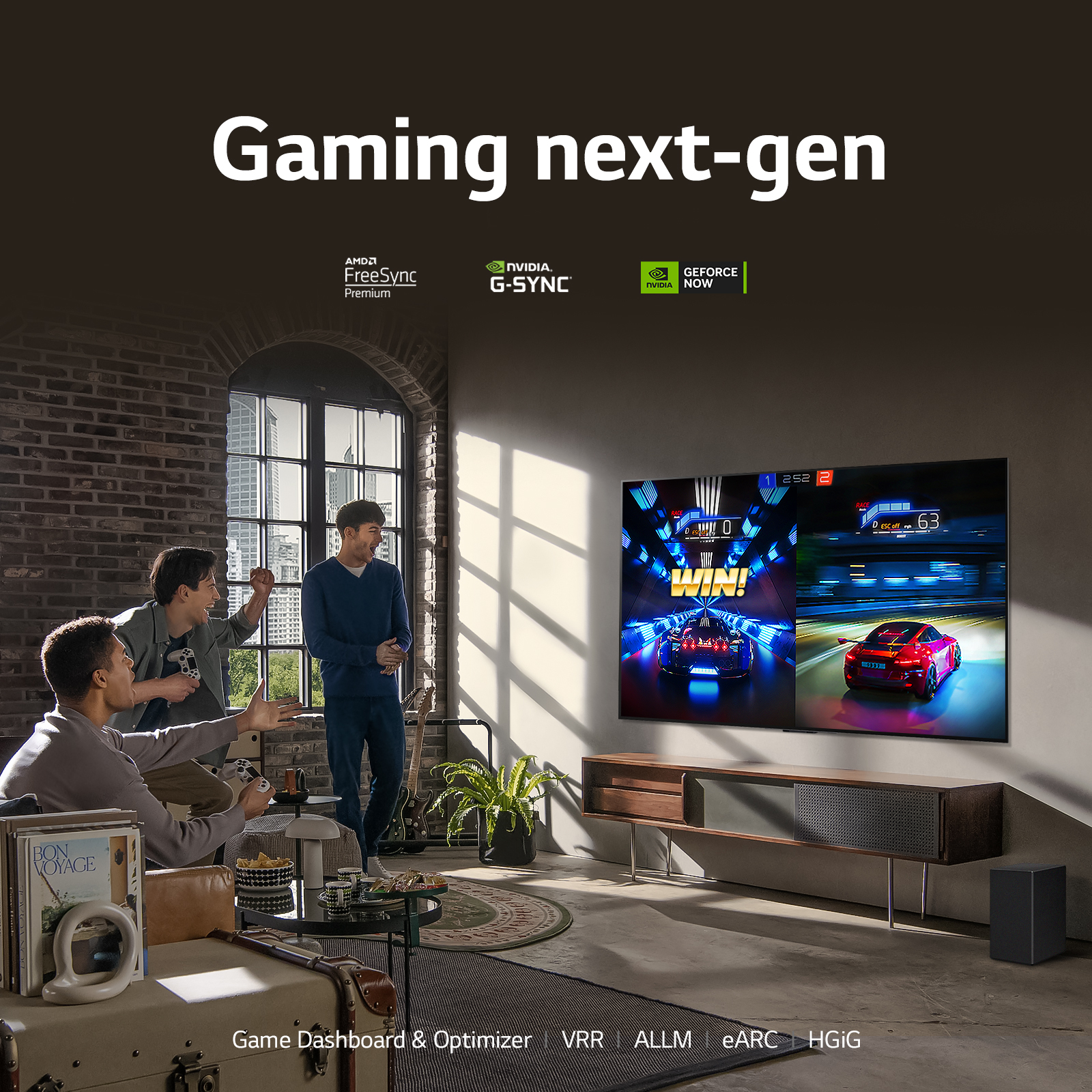 Tre giocatori che giocano su una TV. Lo schermo mostra un gioco di corse. Il testo dice 'Gaming next-gen'.