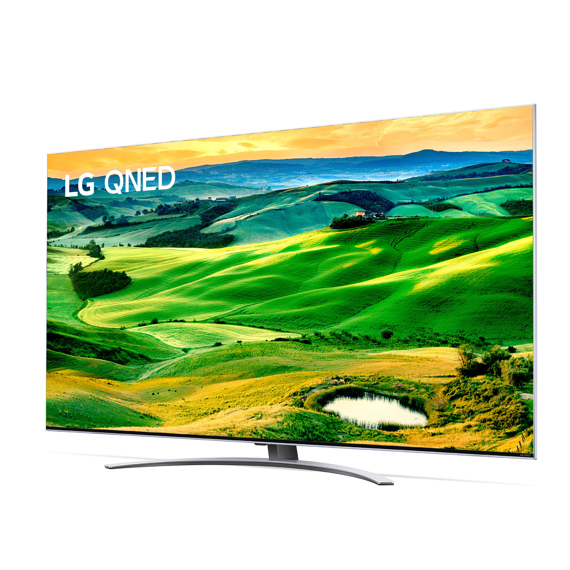 TV LG QNED che mostra un paesaggio con colline verdi e uno stagno.