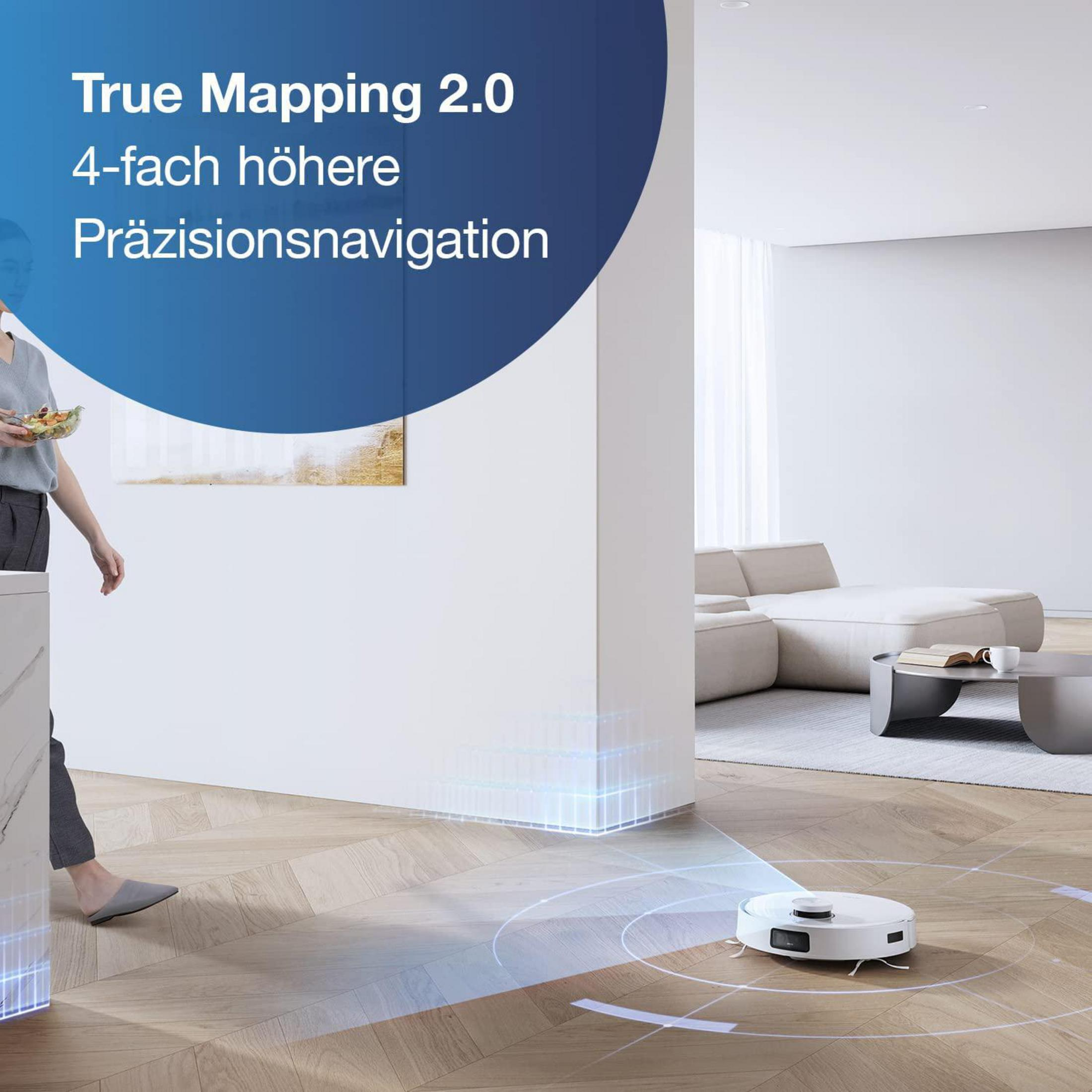 Kobieta z jedzeniem przechodzi obok białego robota sprzątającego, sprzątającego dom.