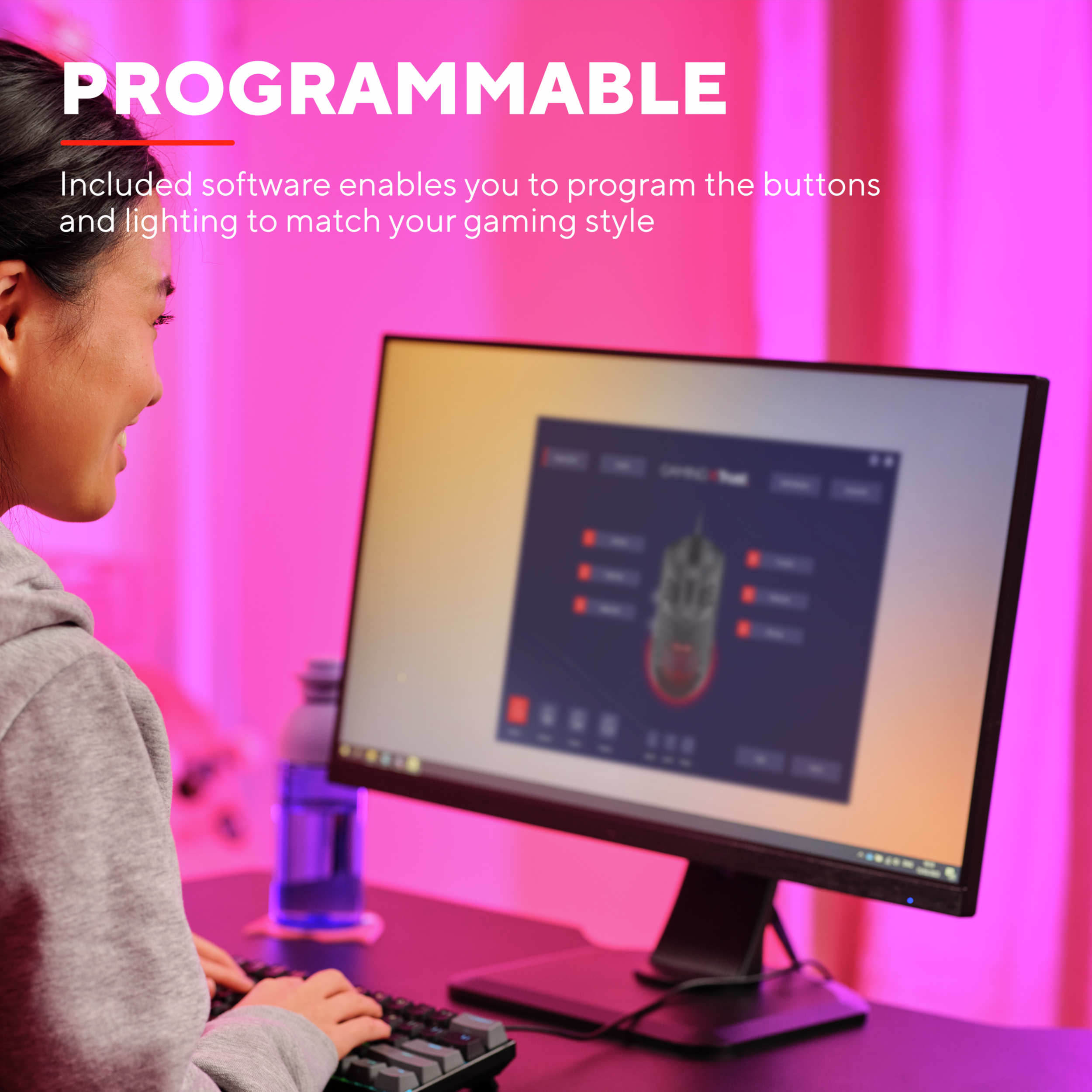 Vrouw gebruikt een toetsenbord en kijkt naar een monitor met een software-interface.