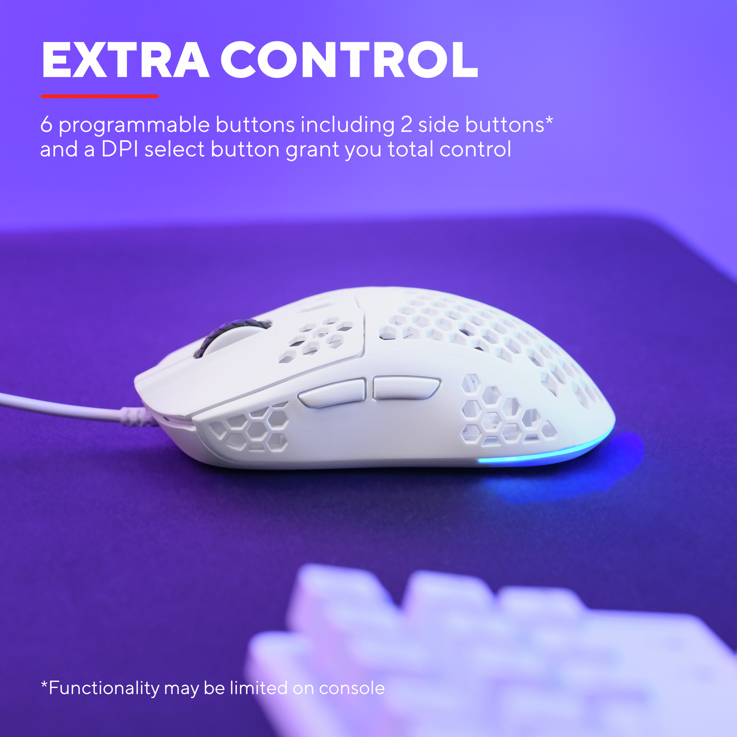 Biała mysz gamingowa z wzorem plastra miodu i przyciskami, na fioletowej powierzchni.