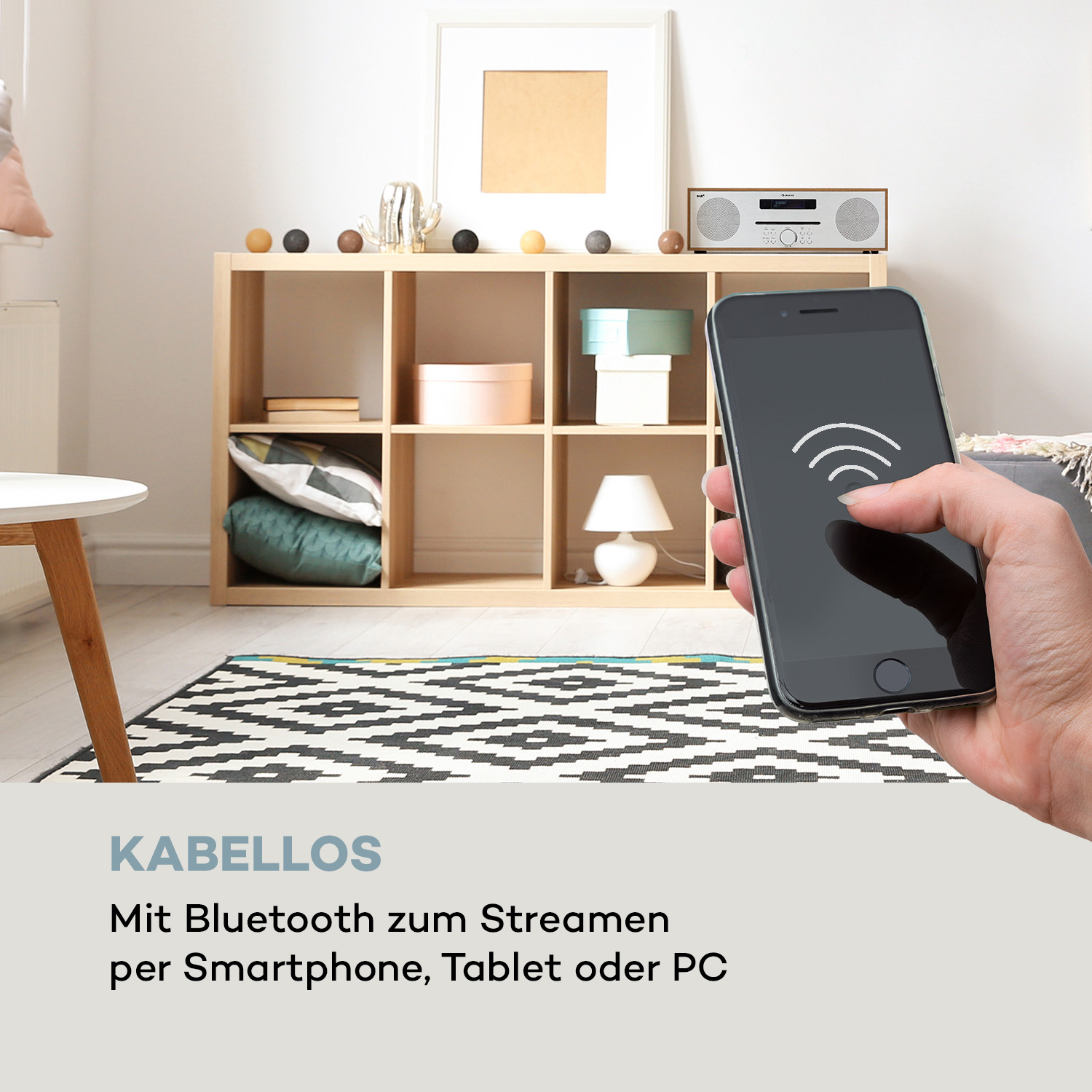 Eine Hand, die ein Smartphone mit einem WLAN-Symbol auf dem Bildschirm hält. Raum mit Möbeln im Hintergrund.