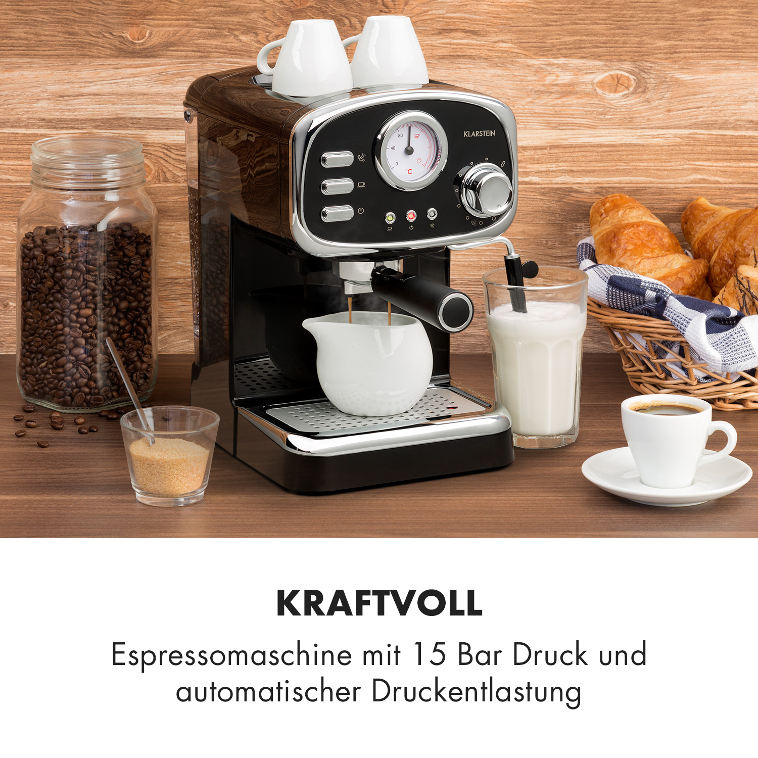 Espressomaschine mit Tassen oben, ein Glas Bohnen, Milch und Zucker auf einer Holzoberfläche.