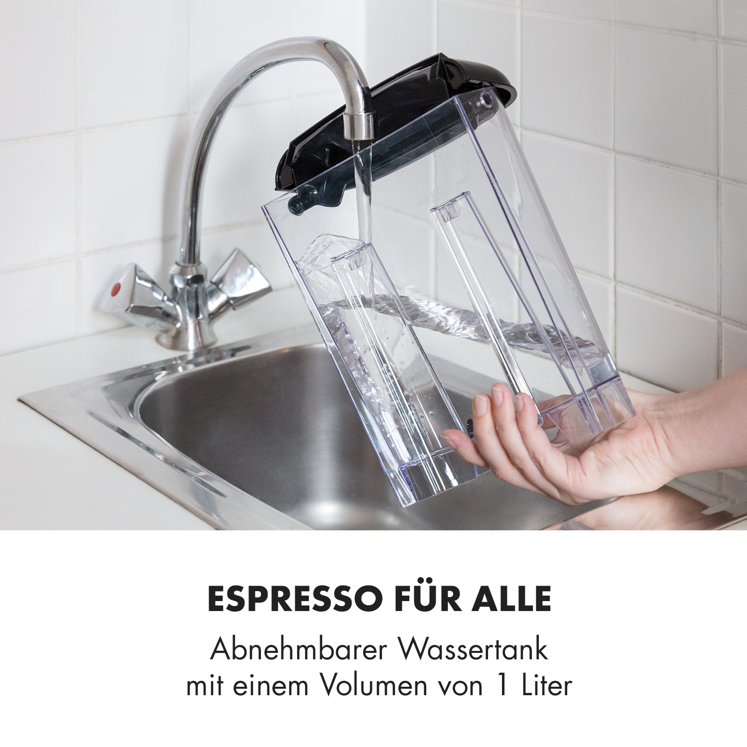 Eine Hand, die einen transparenten Wassertank unter einem Wasserhahn in einem Küchenbecken füllt.