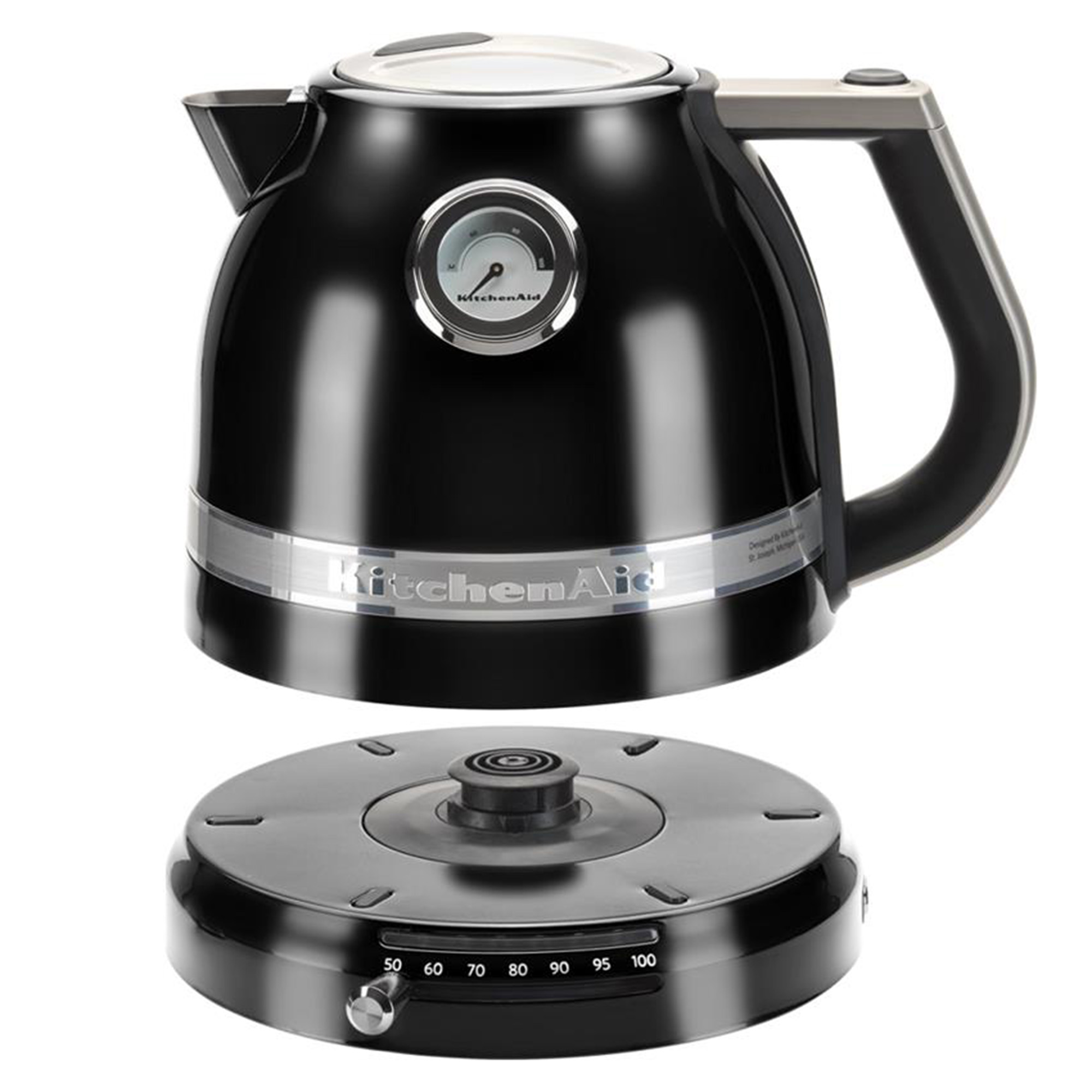 Czarny czajnik elektryczny KitchenAid z podstawą. Posiada wskaźnik temperatury i uchwyt.