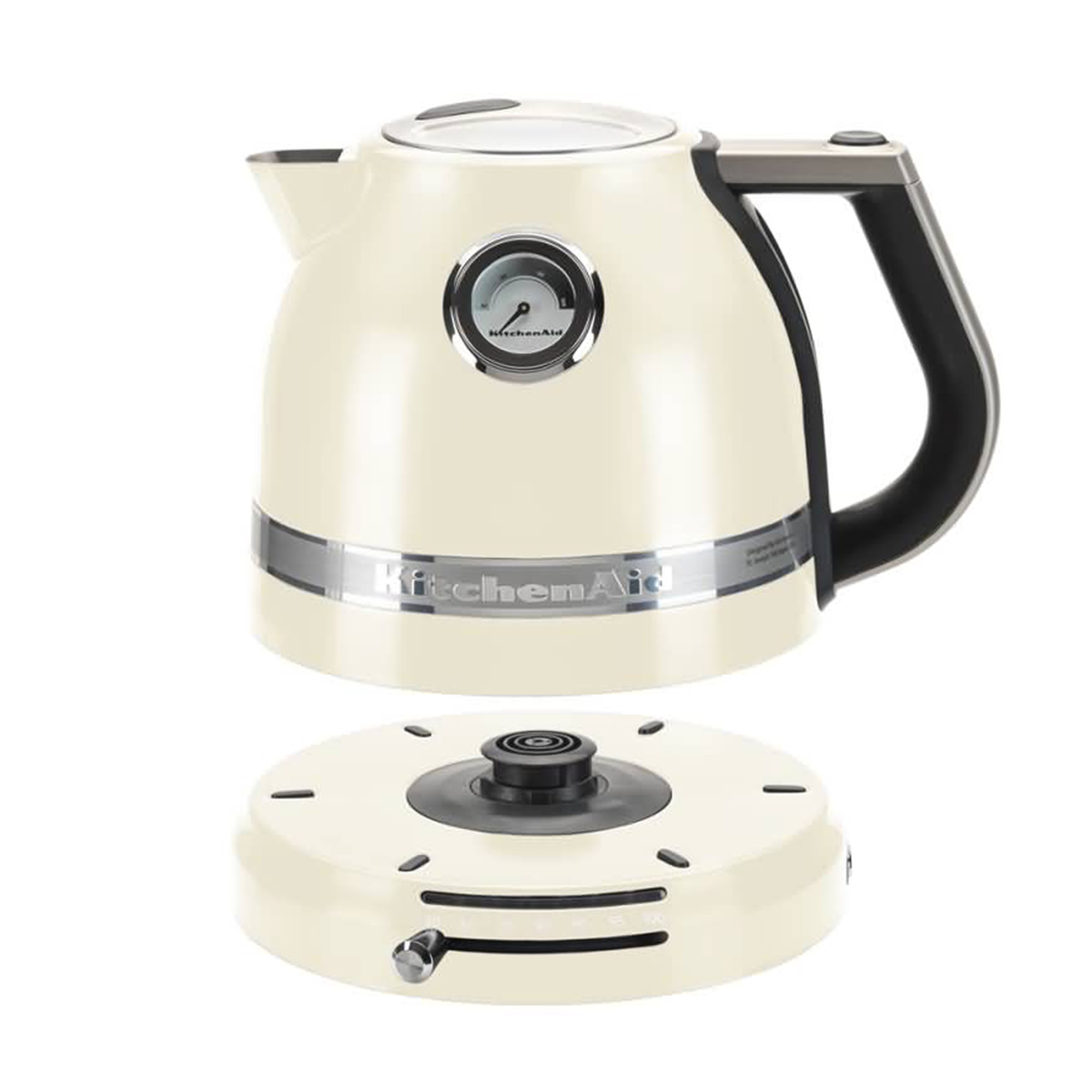 Kremowy czajnik elektryczny KitchenAid z czarnym uchwytem i podstawą. Stoi na białej powierzchni.