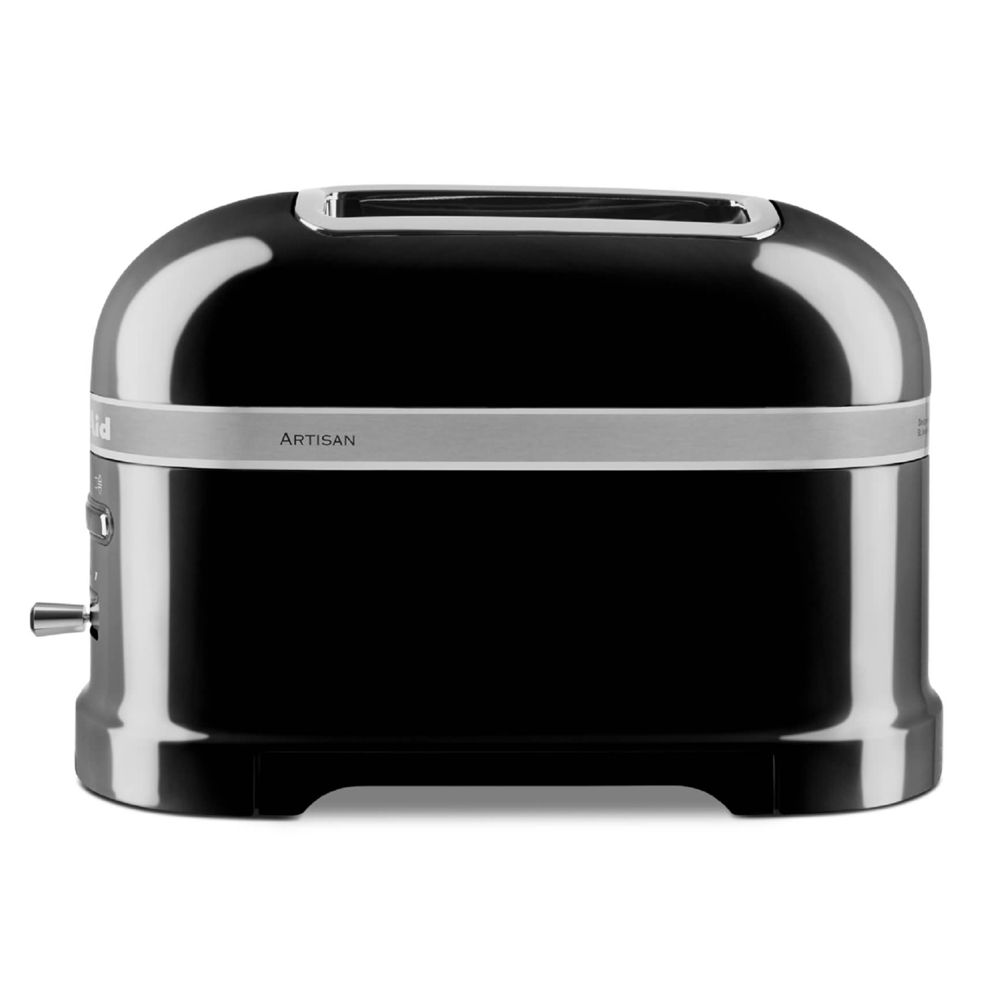 Gümüş bantlı siyah KitchenAid Artisan tost makinesi. Tost makinesi, beyaz bir arka plan üzerinde metalik bir yüzeye sahip.