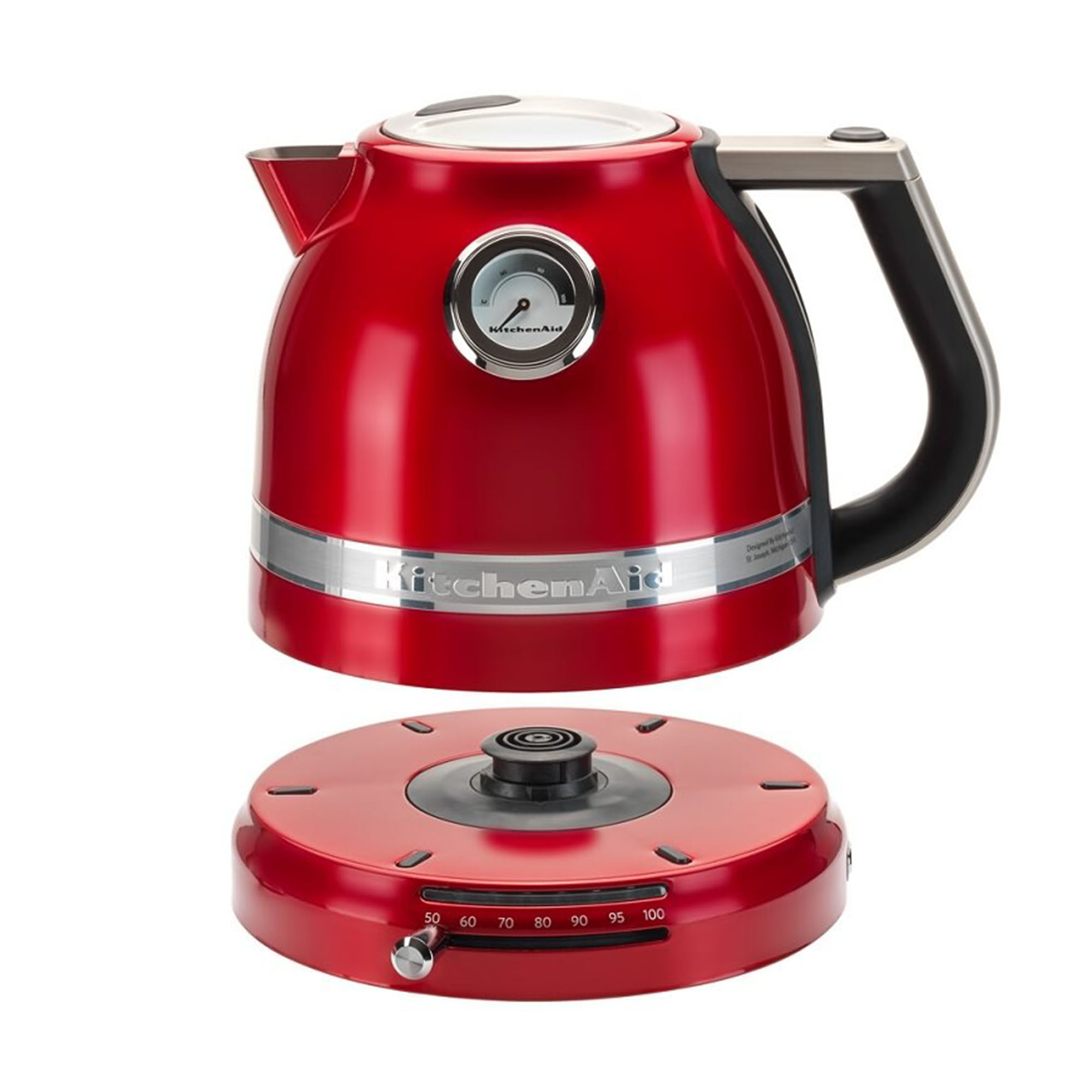 Czerwony czajnik elektryczny KitchenAid z oddzielną podstawą, białe tło.