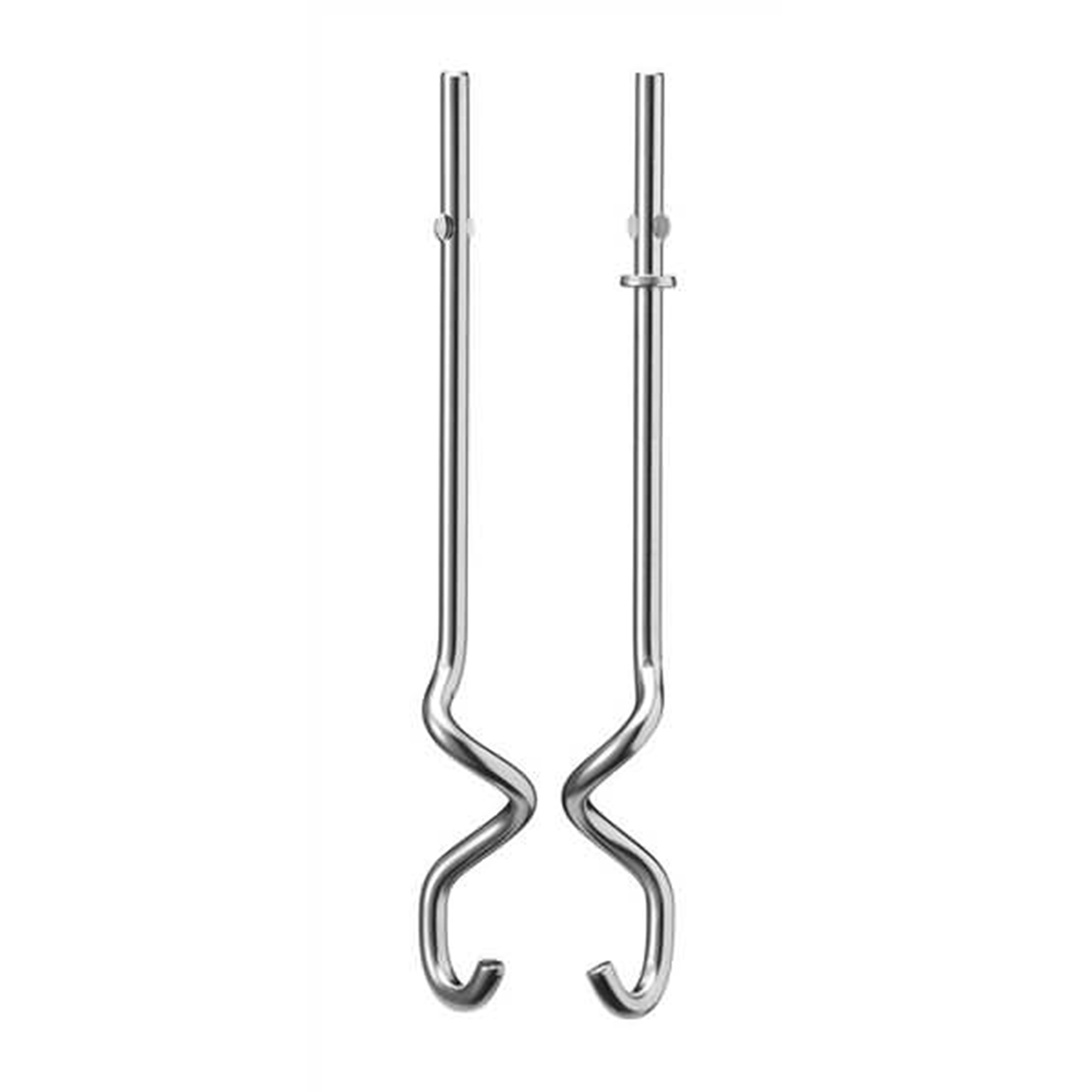 Due attacchi per mixer argentati. Sono curvi e hanno un gancio in basso. Lo sfondo è bianco.
