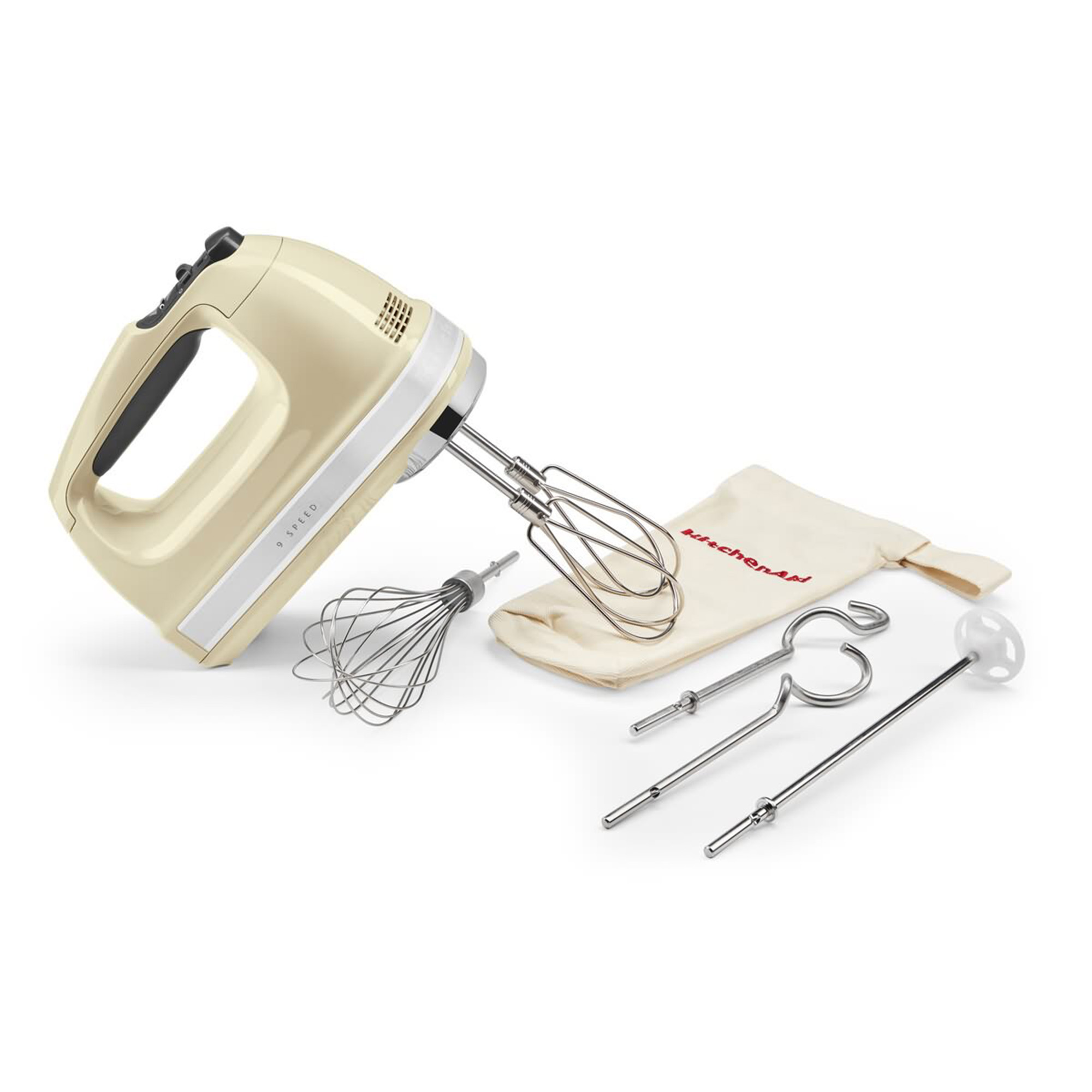 Batidora de mano KitchenAid crema con accesorios: batidores, un batidor y bolsa de lona.