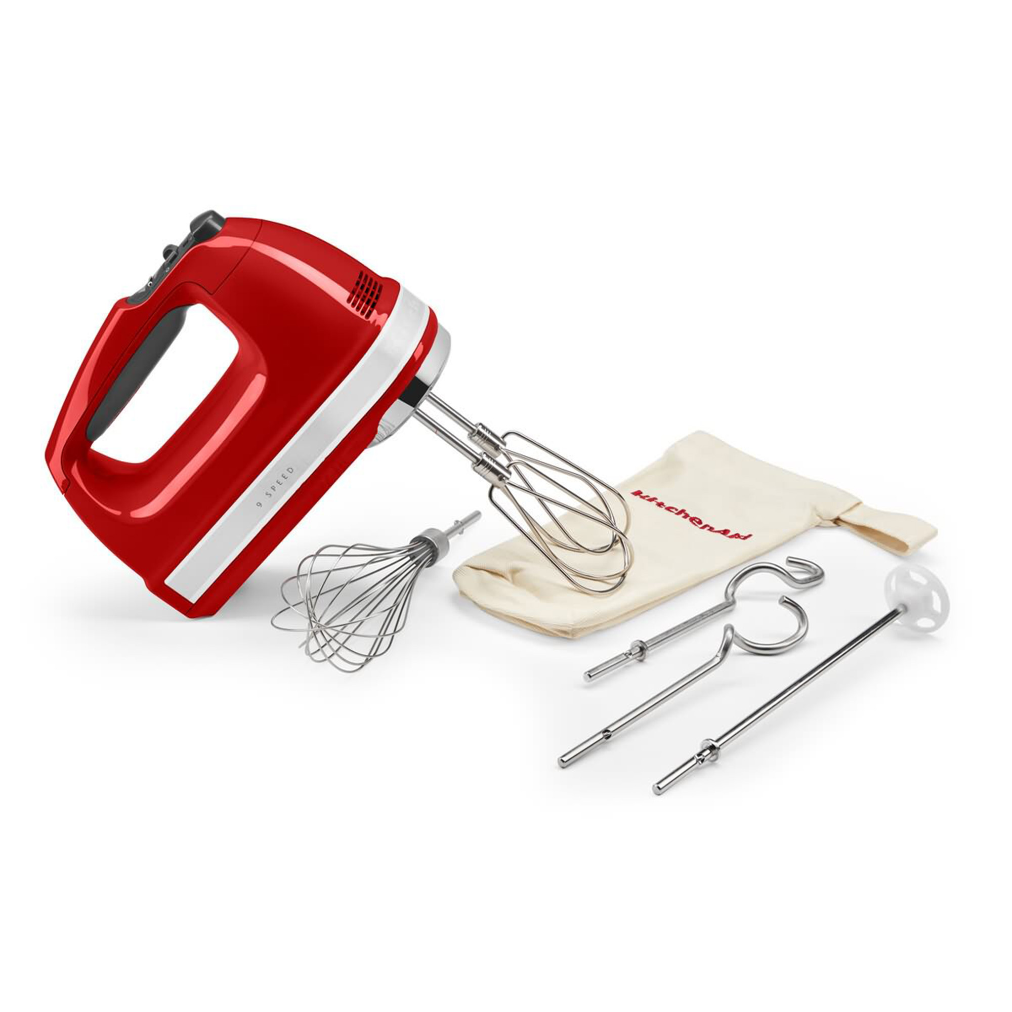 Un frullatore a mano rosso con diversi accessori e una borsa in tessuto, isolato su bianco.