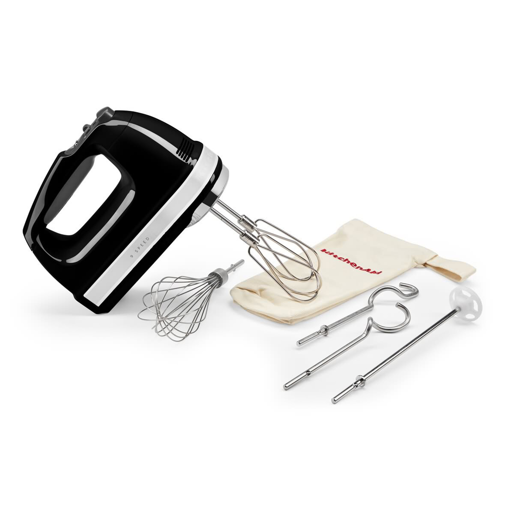 Batidora de mano KitchenAid en blanco y negro con accesorios: batidores, batidor y bolsa de almacenamiento.