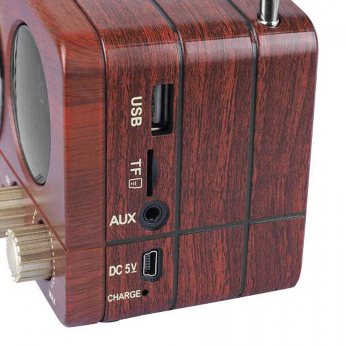 Holzradio mit USB-, TF-, AUX- und DC 5V-Anschlüssen. Vorderansicht mit Beschriftungen.